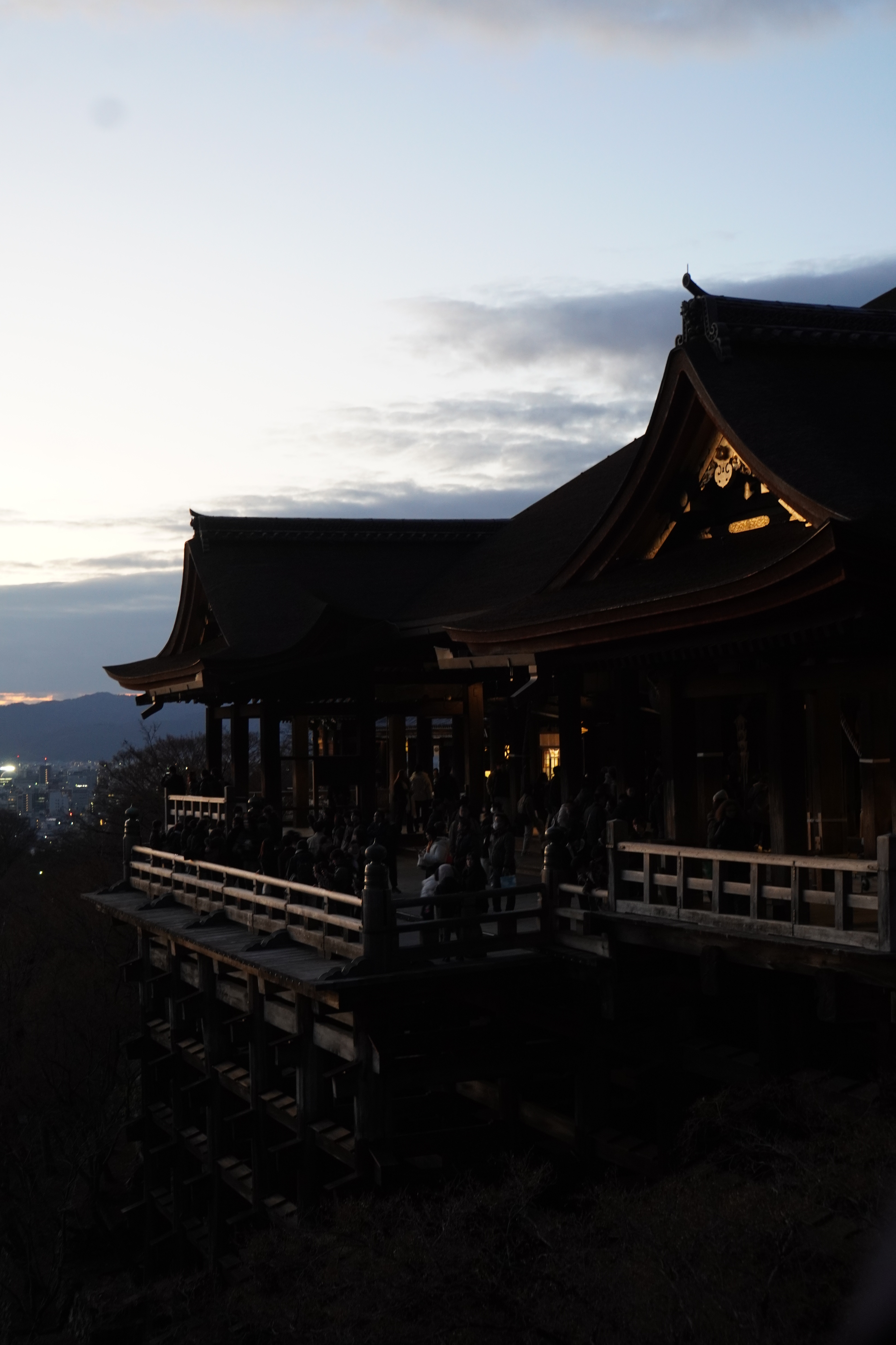 Tempelgelände bei Nacht