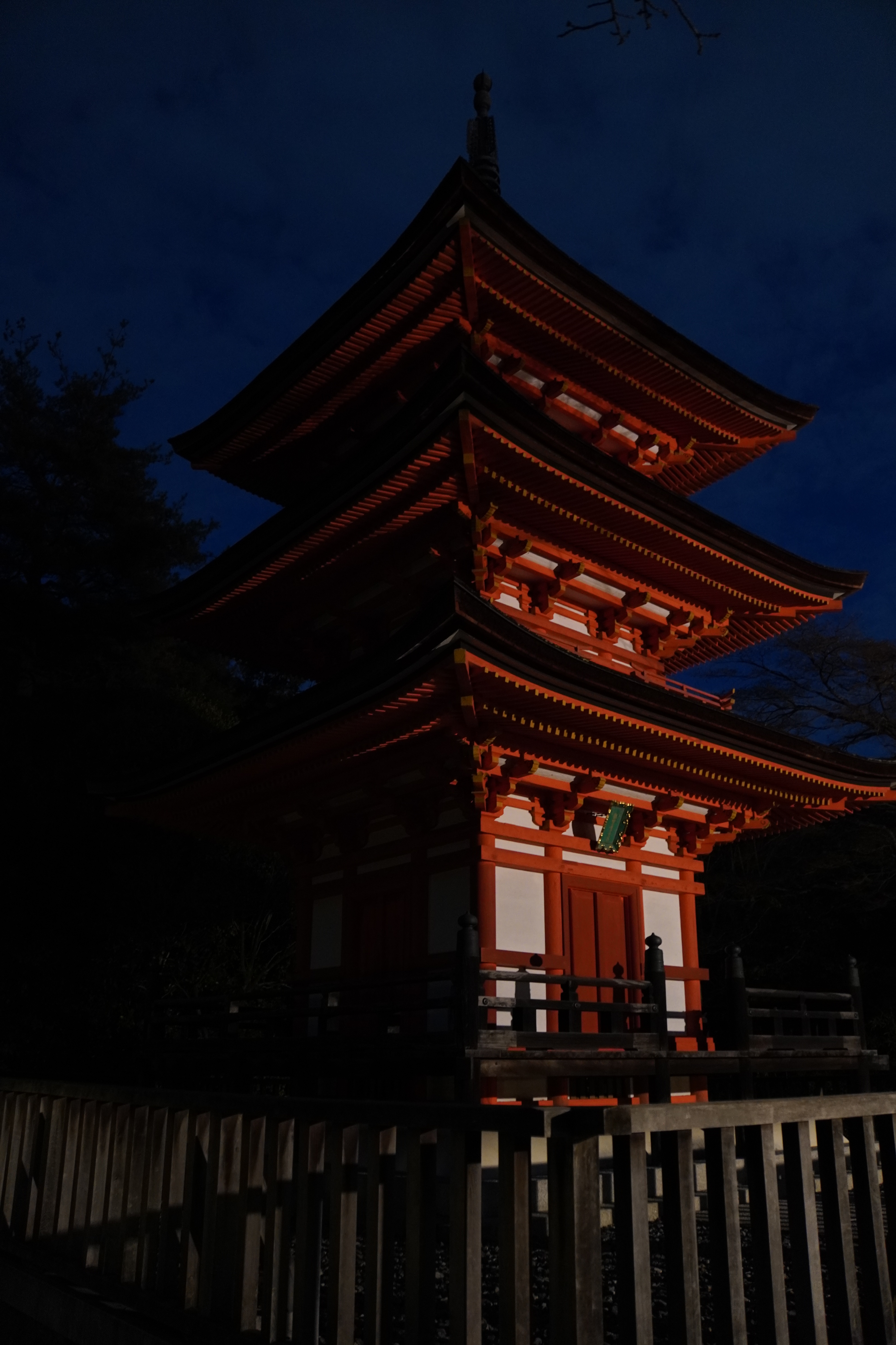 weiterer Turm auf Tempelgelände bei Nacht