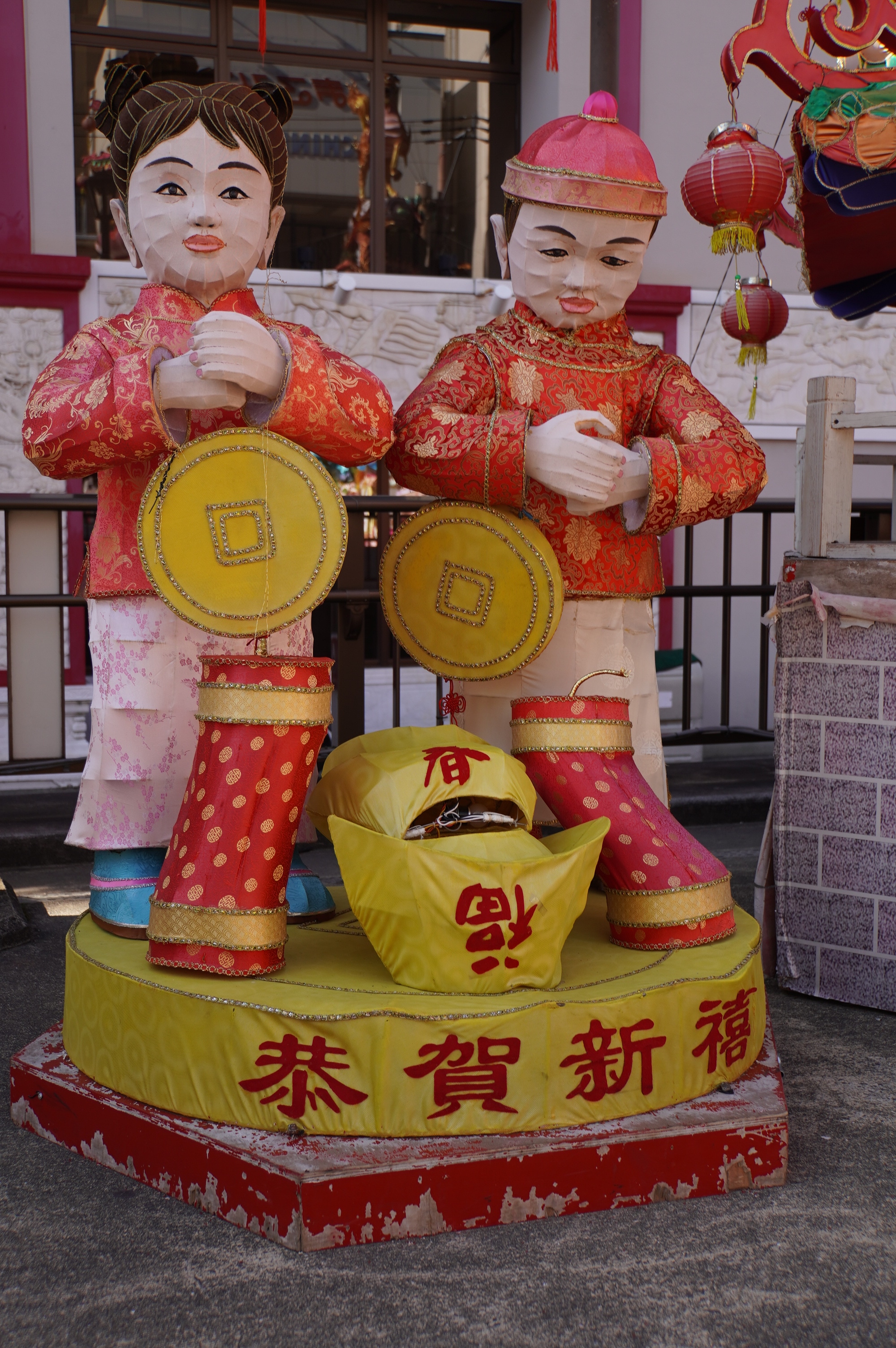 Stofffiguren in chinesischer Kleidung
