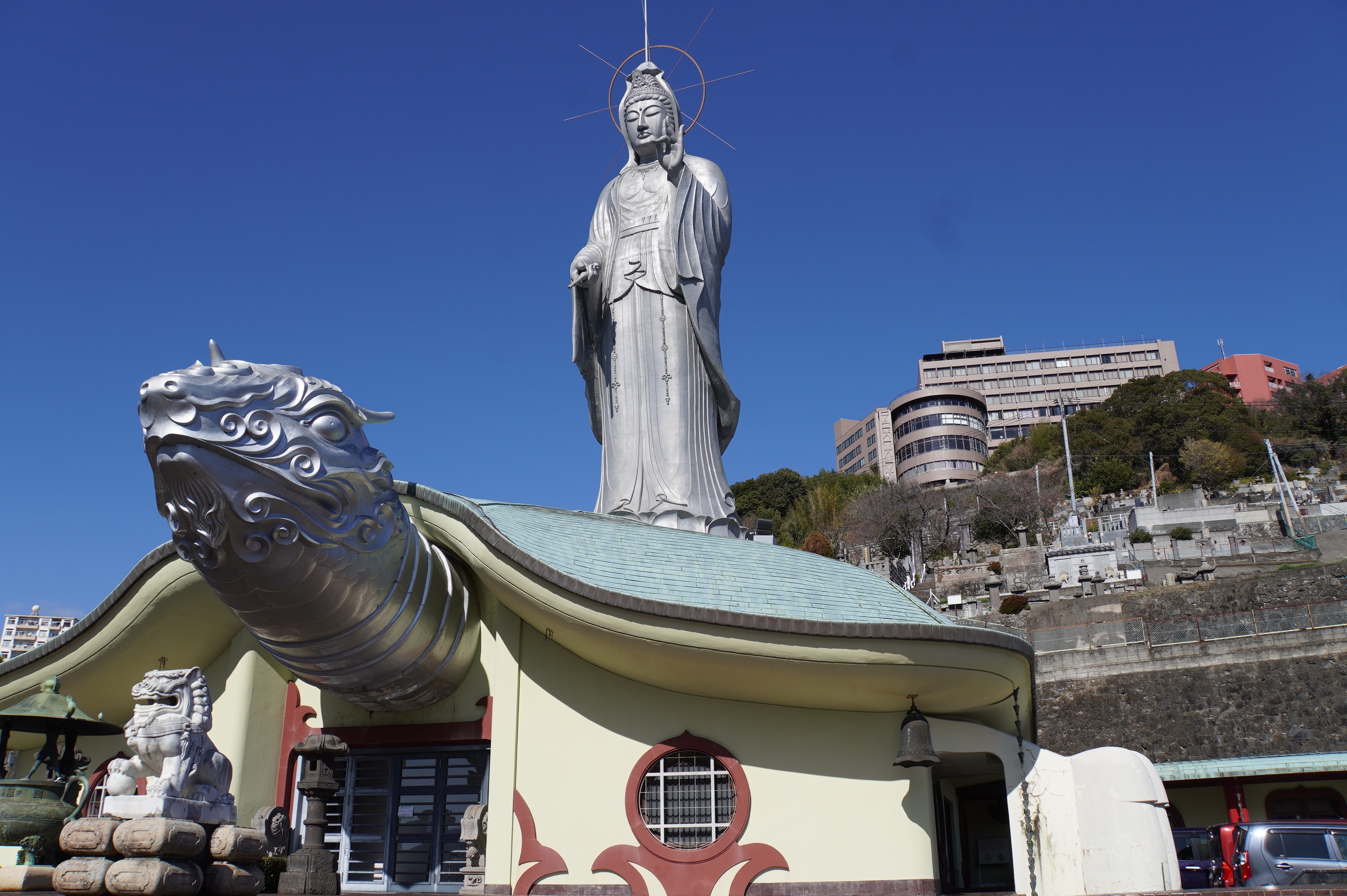 Gebäude als Schildkröte mit Buddha auf dem Dach