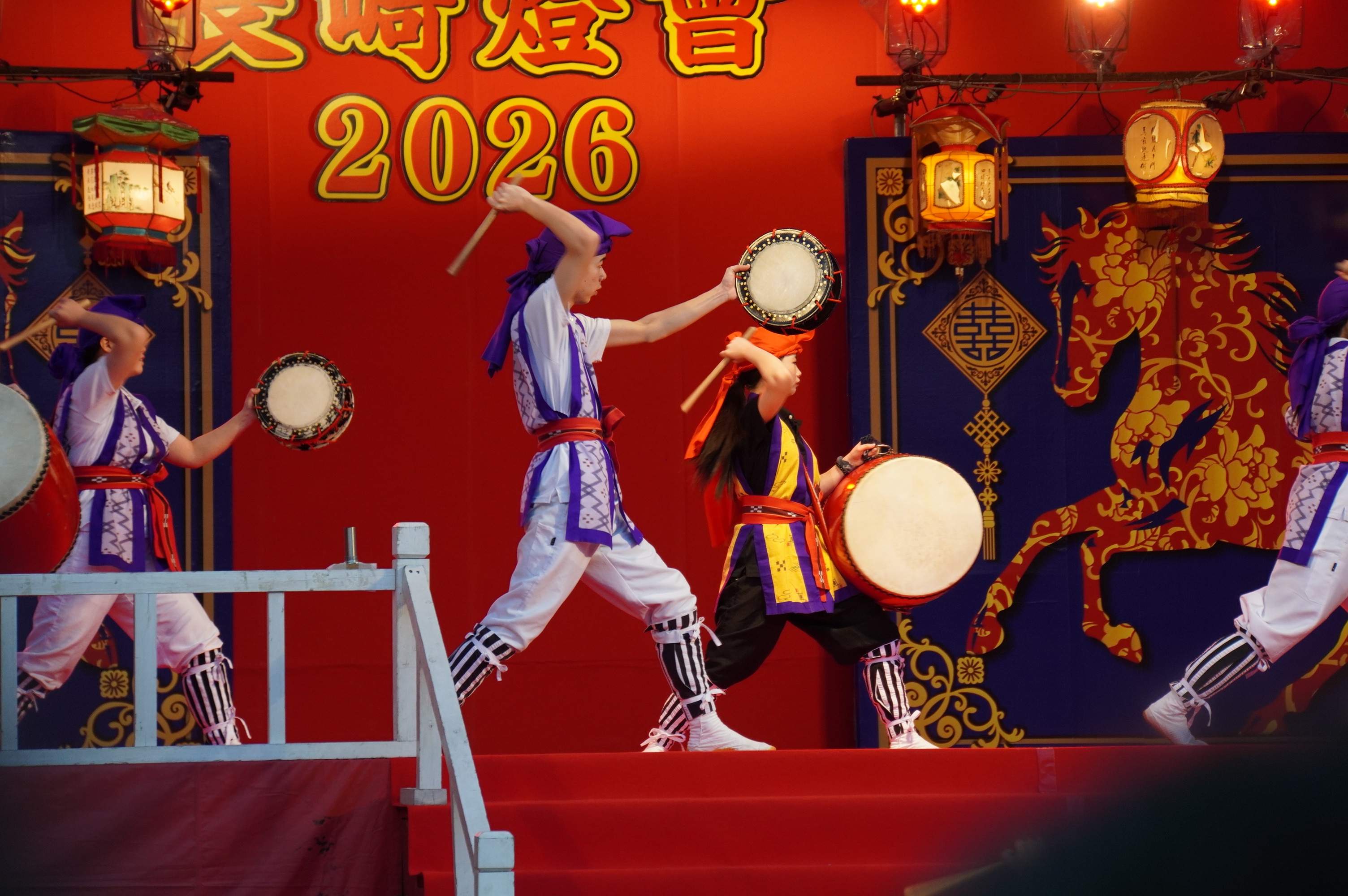 traditionelles Trommeln mit Tanz aus Okinawa