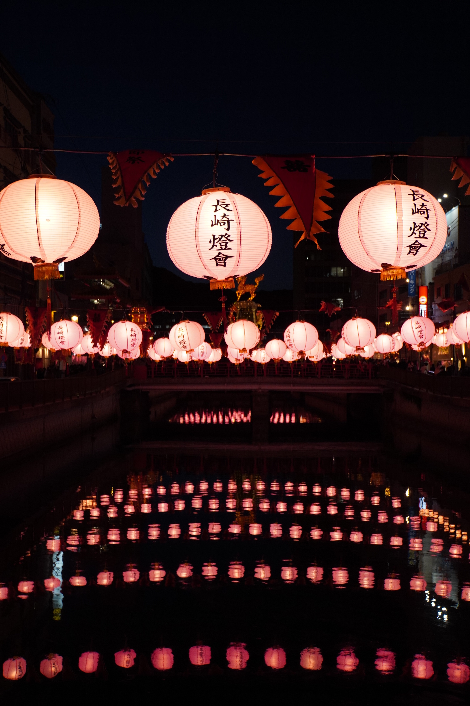 mit Laternen beleuchteter Fluss