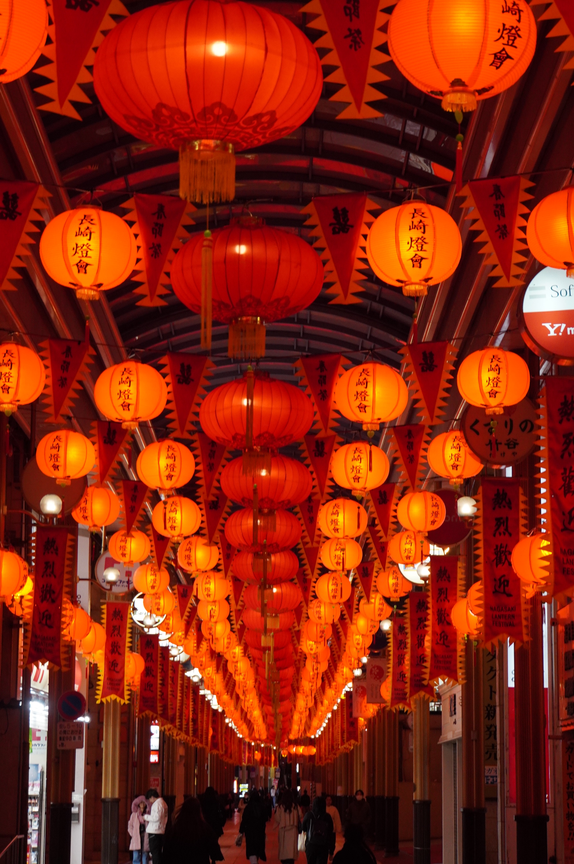 mit Laternen beleuchtete Gasse