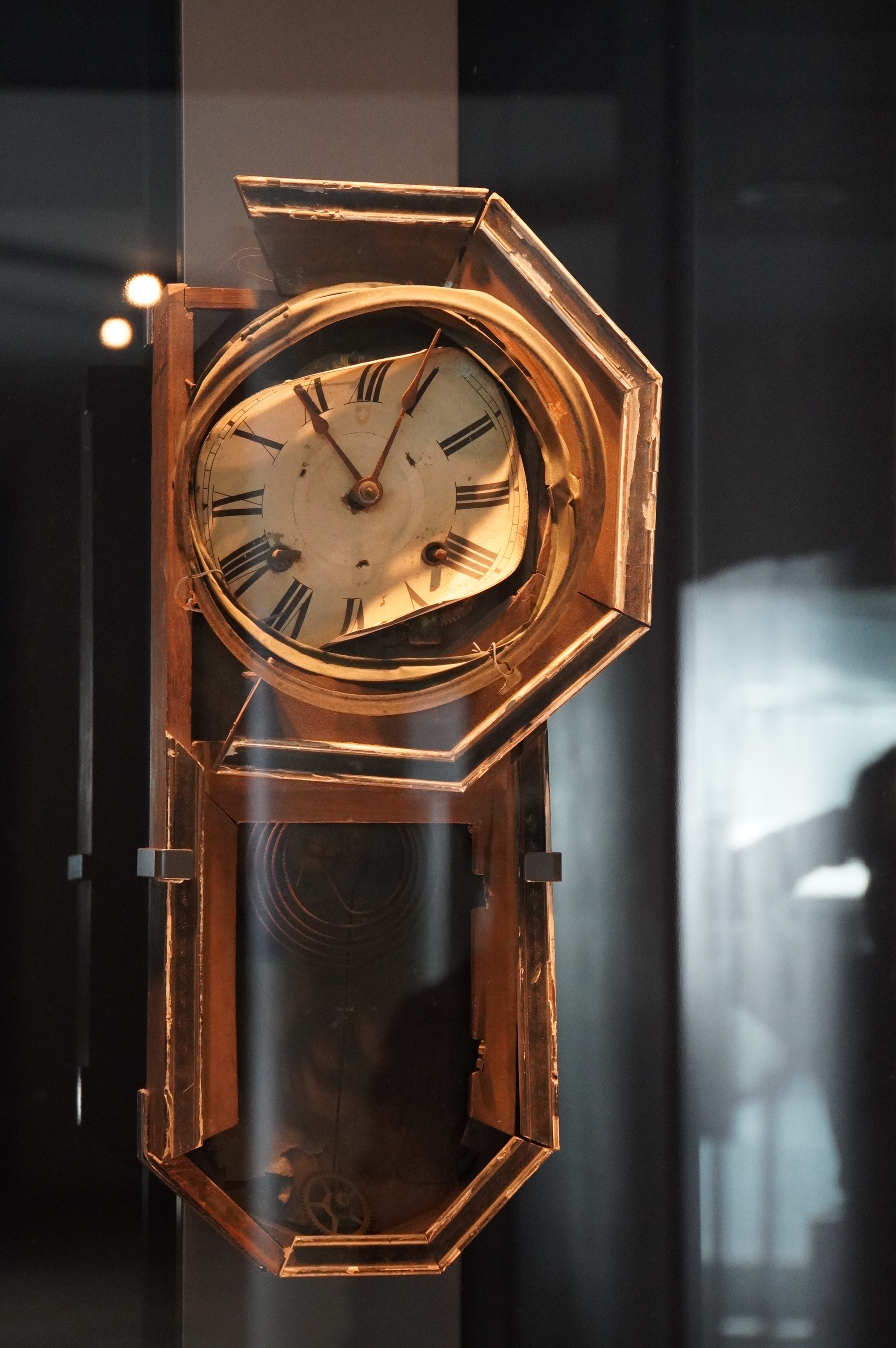 zerstörte Uhr, stehengeblieben um 11:02