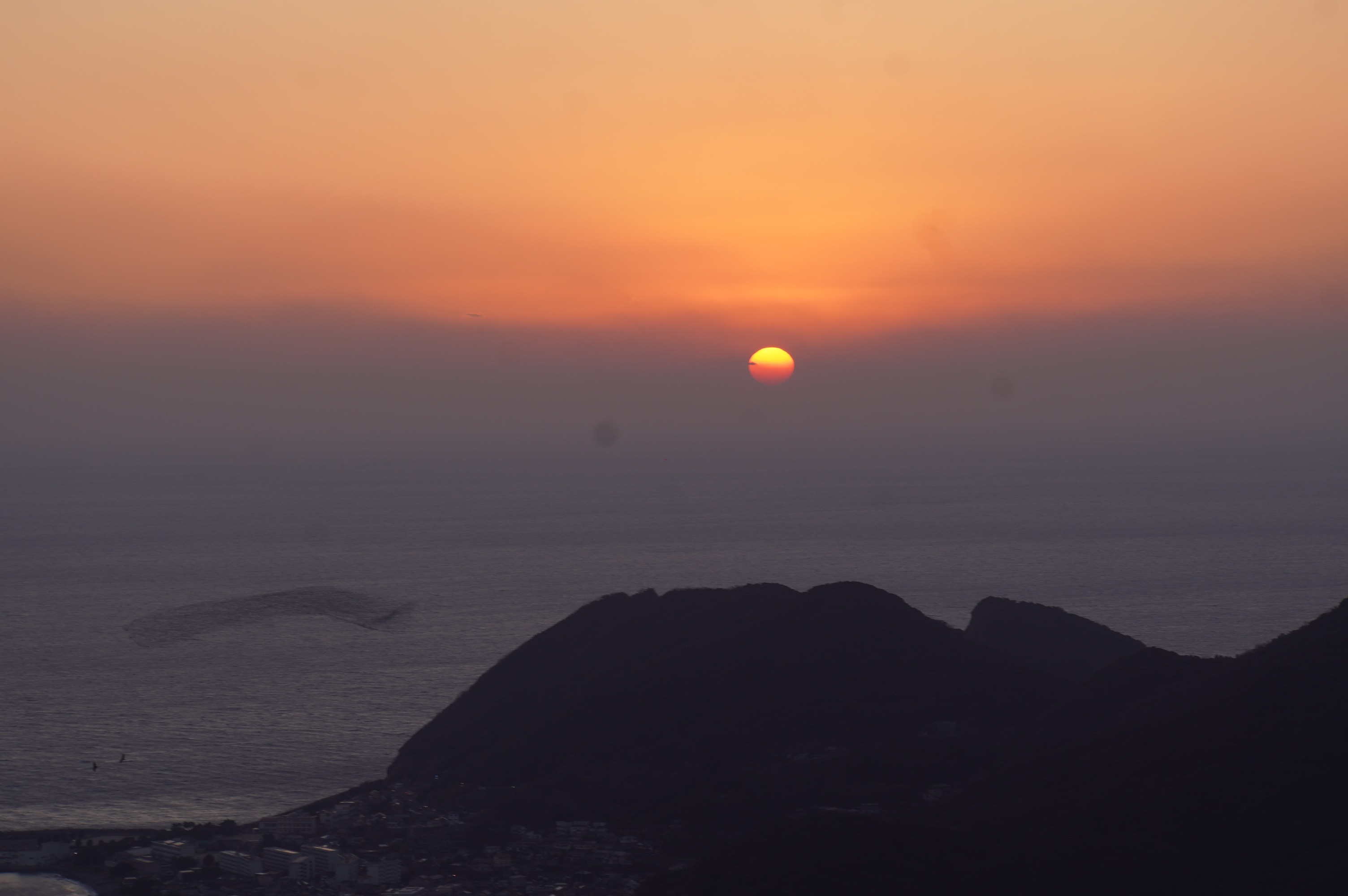 Sonnenuntergang über einem Berg und dem Meer