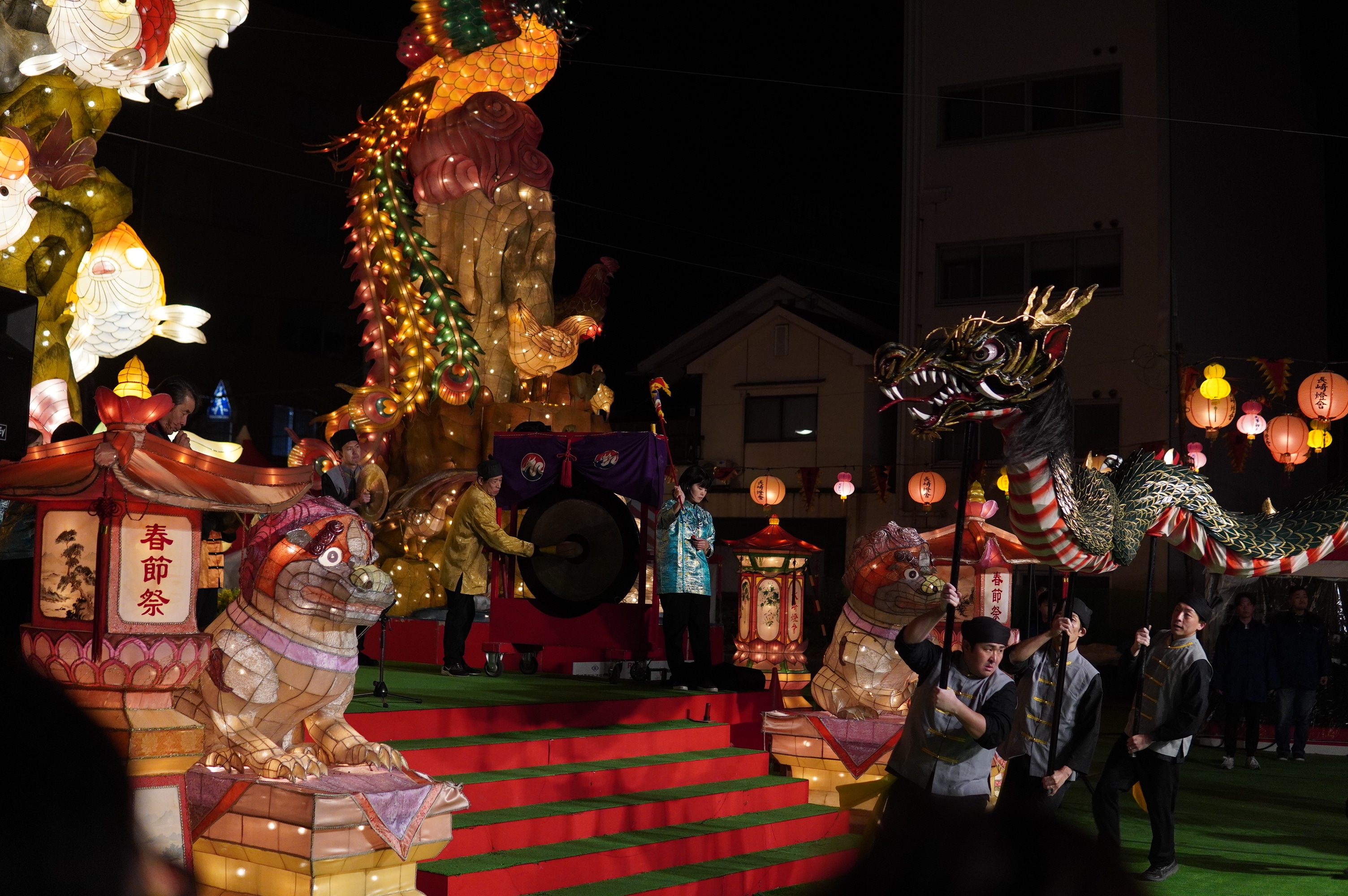 tanzender Drache vor Instrumenten