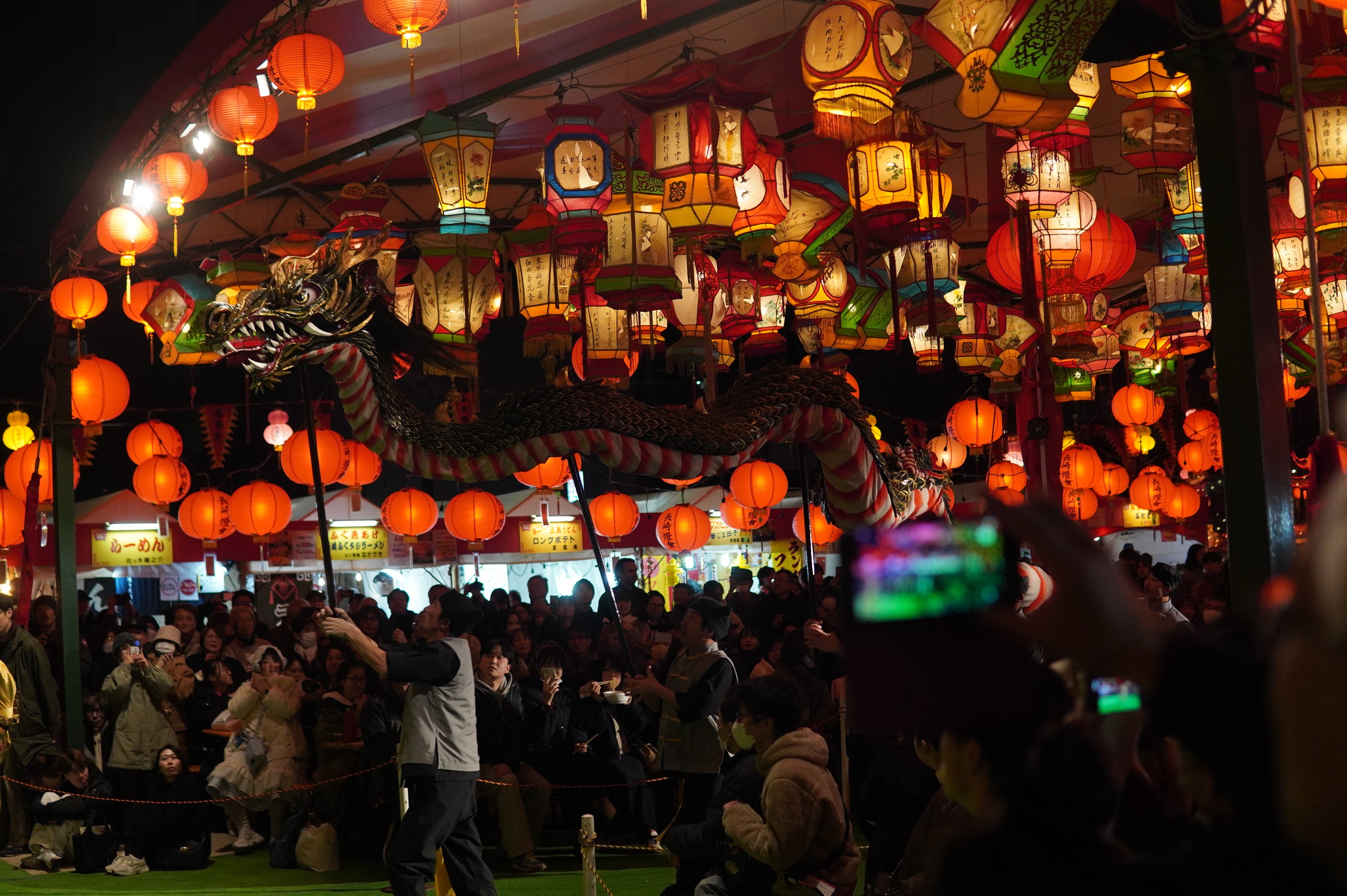 tanzender Drache kommt aus dem Pavillon
