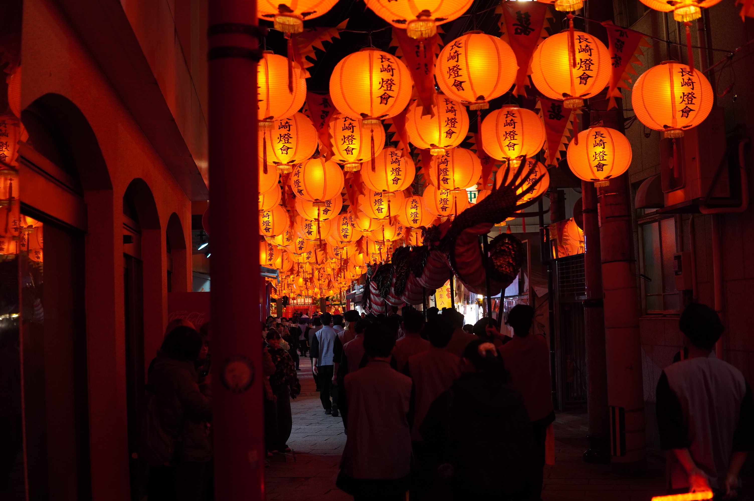 Drache tanzt durch die Stadt