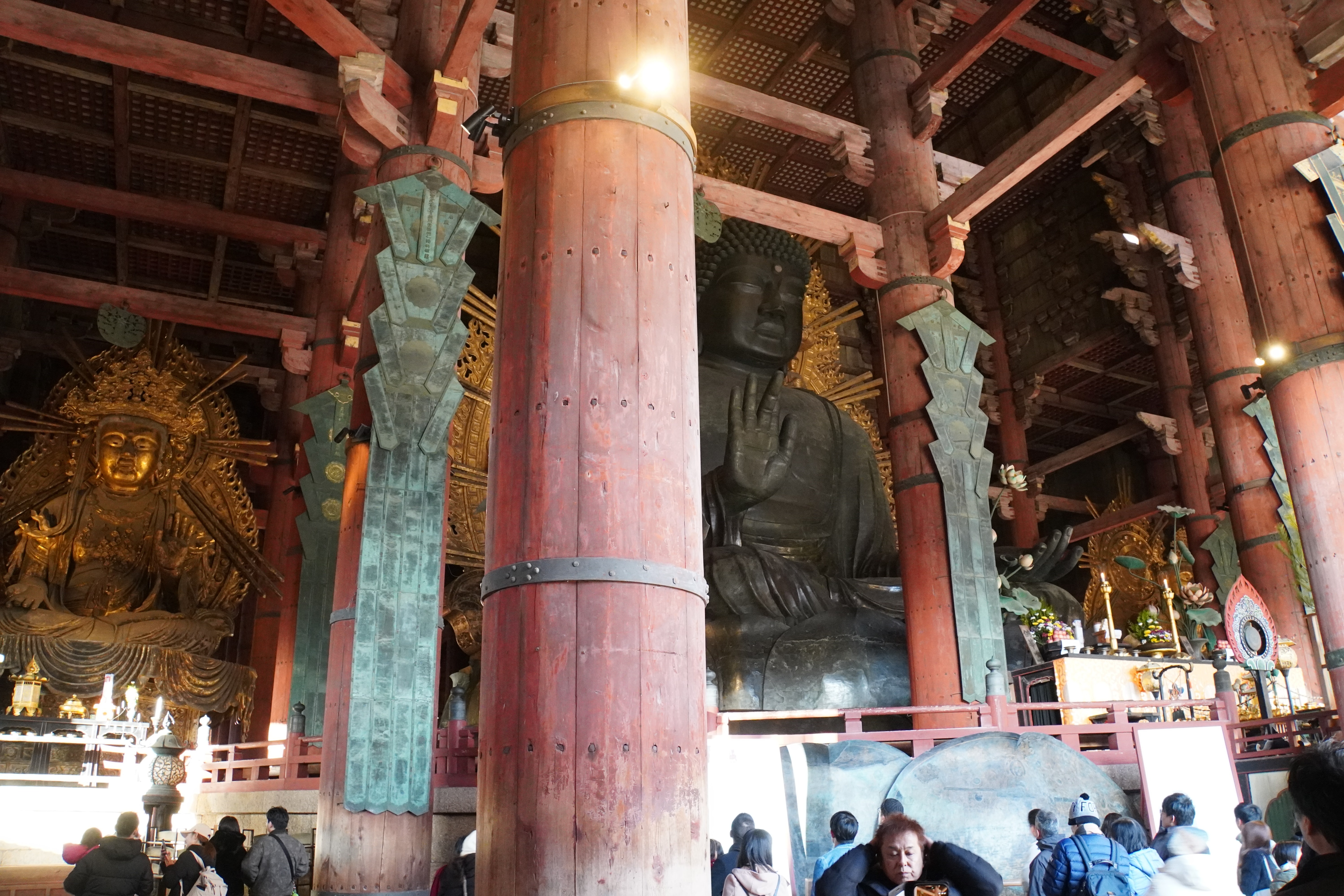 riesige Buddha Statuen in Tempel