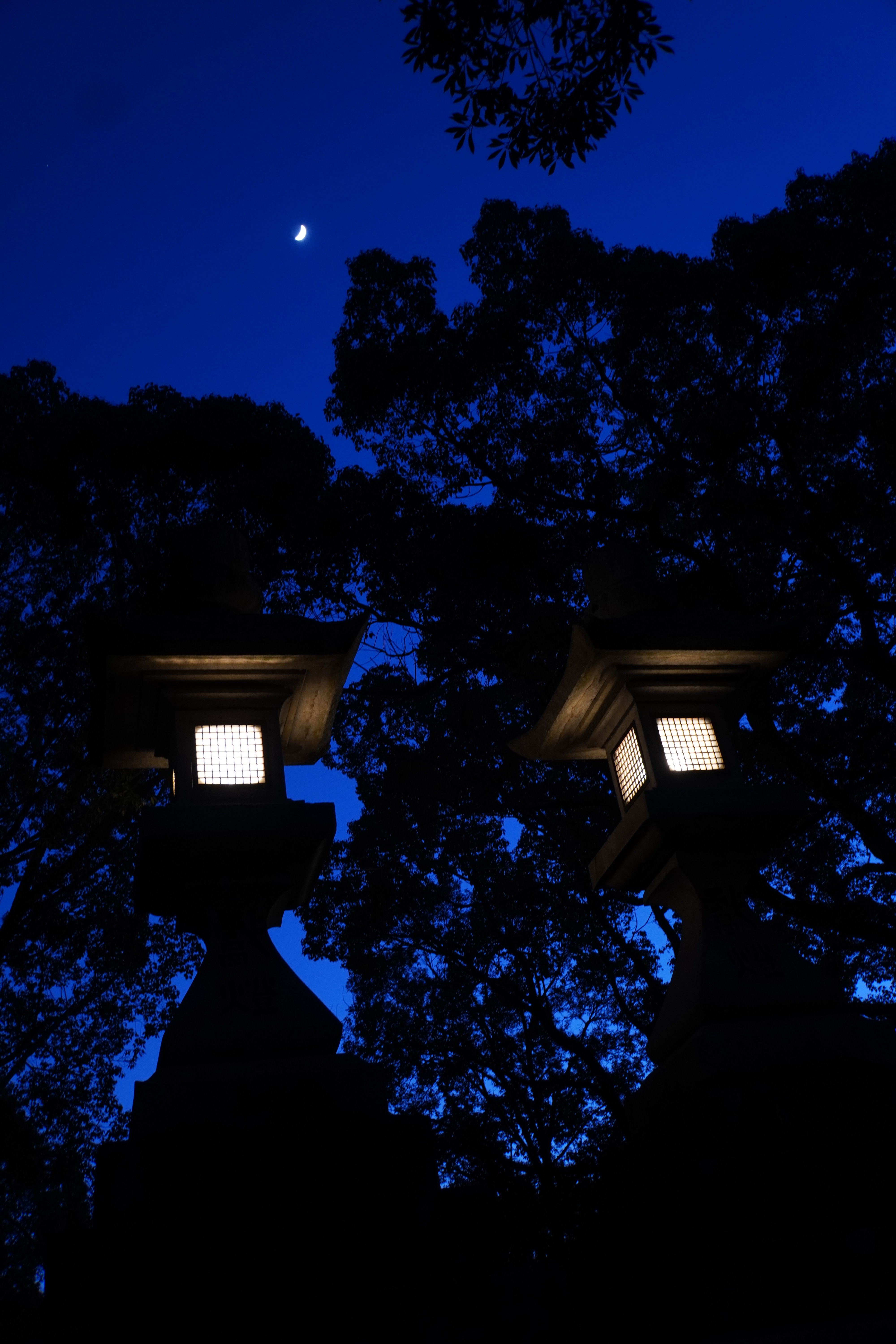 Weg auf Tempelgelände bei Nacht