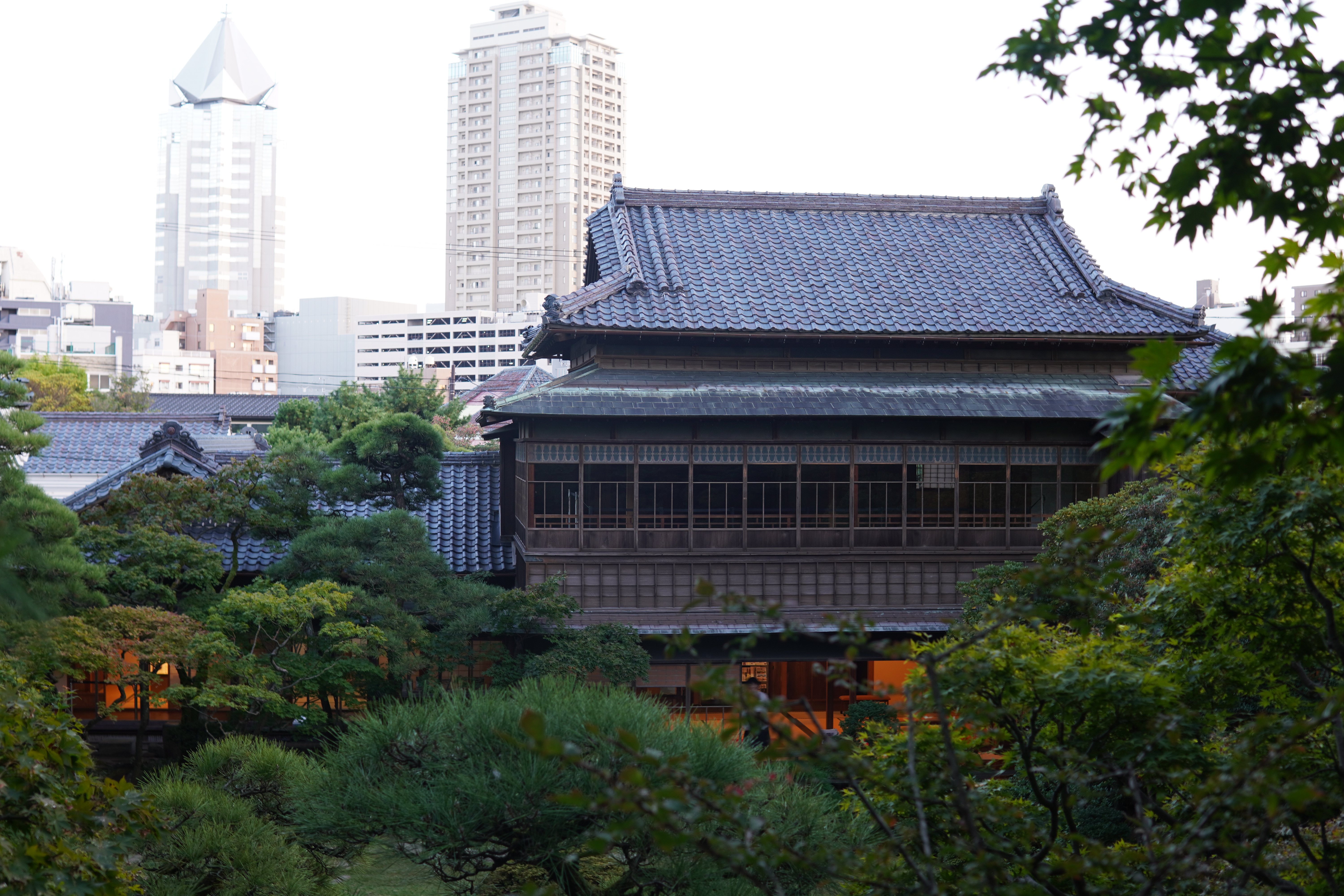 Saito Villo mit Stadt im HIntergrund