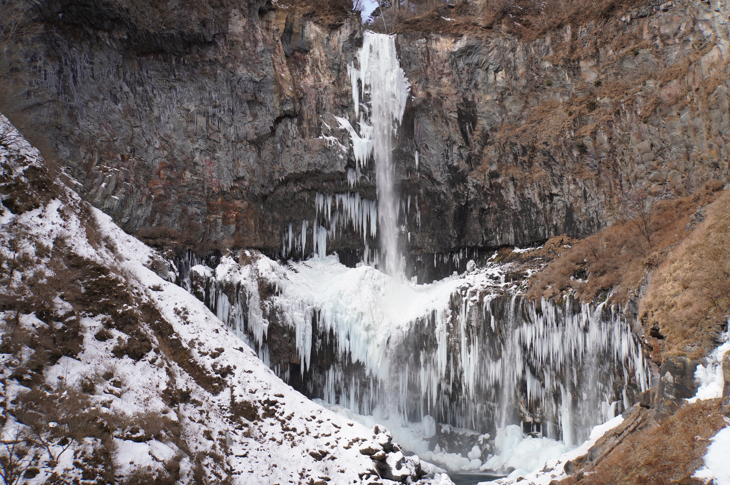 halb gefrohrener Wasserfall