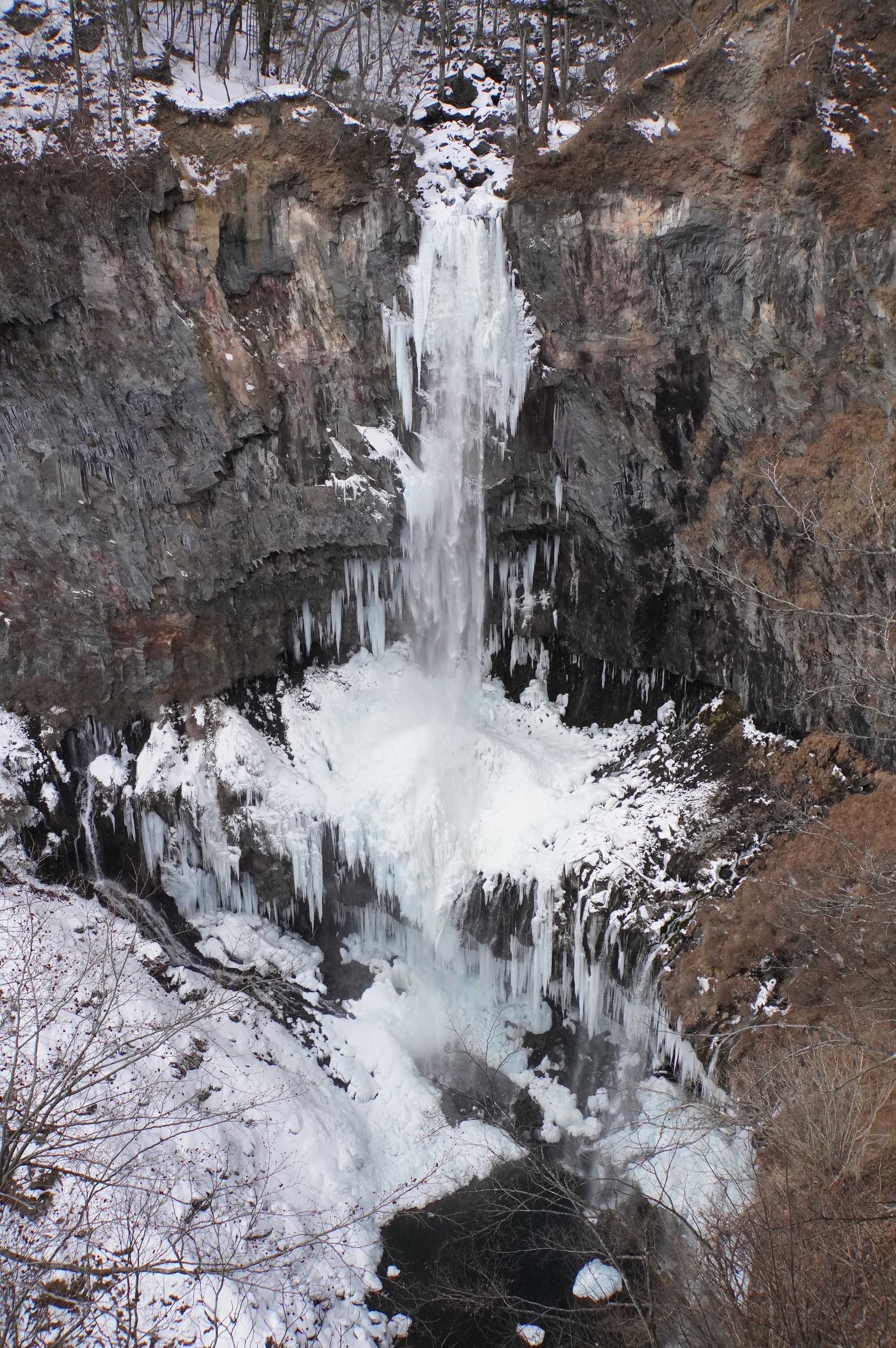 halb gefrohrener Wasserfall von oben