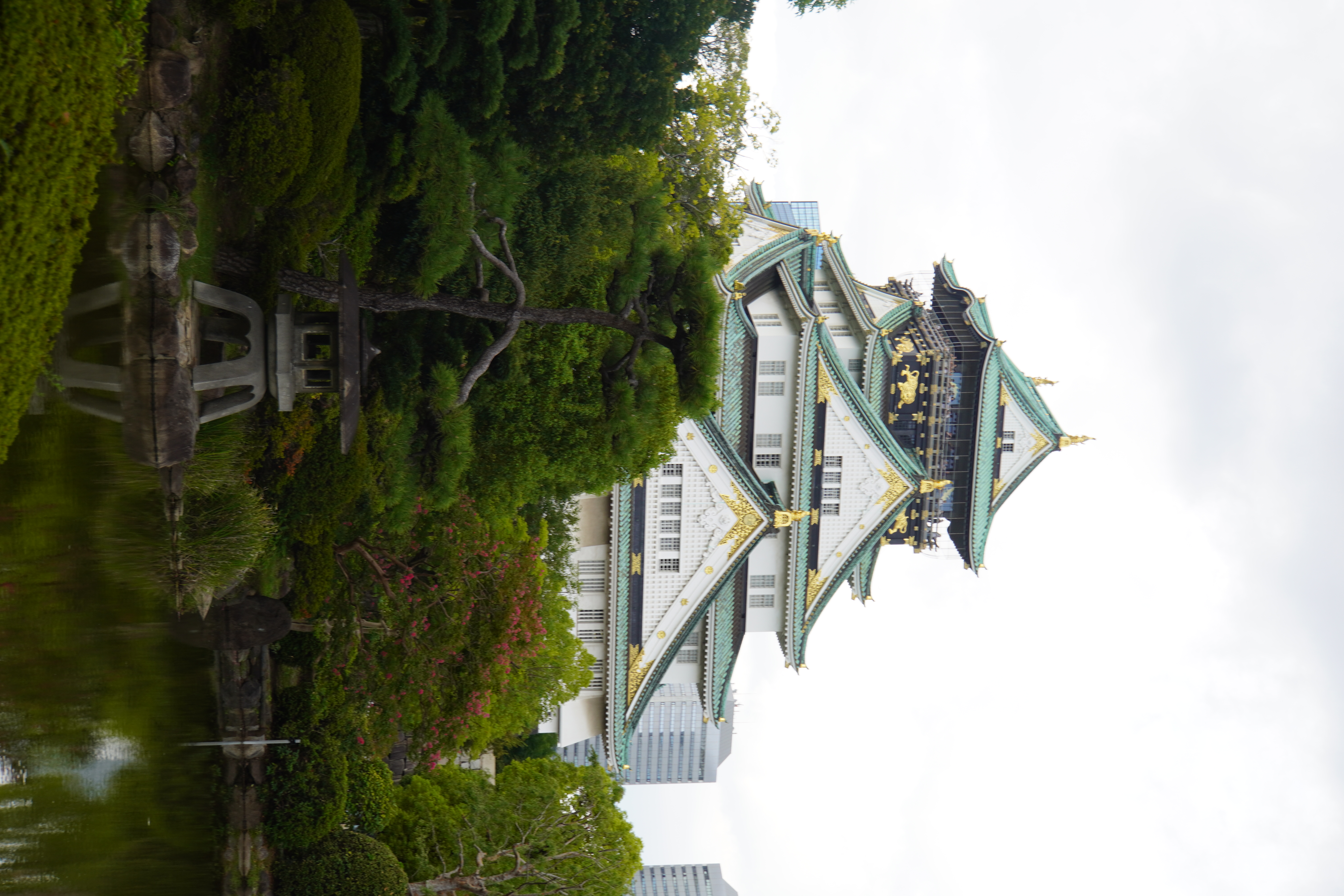 Osaka Castle mit Teich