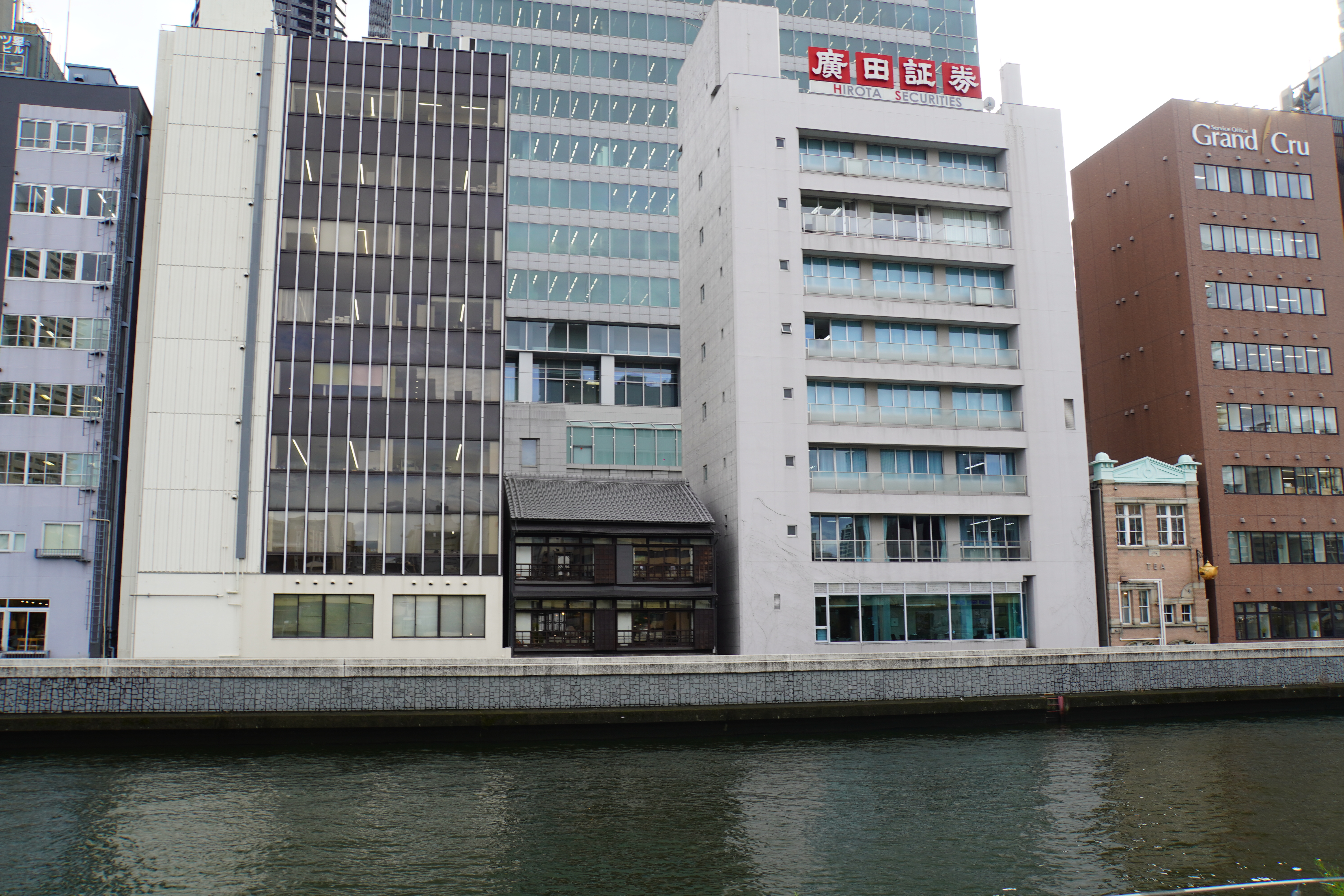 Hochhäuser mit kleinen Häusern