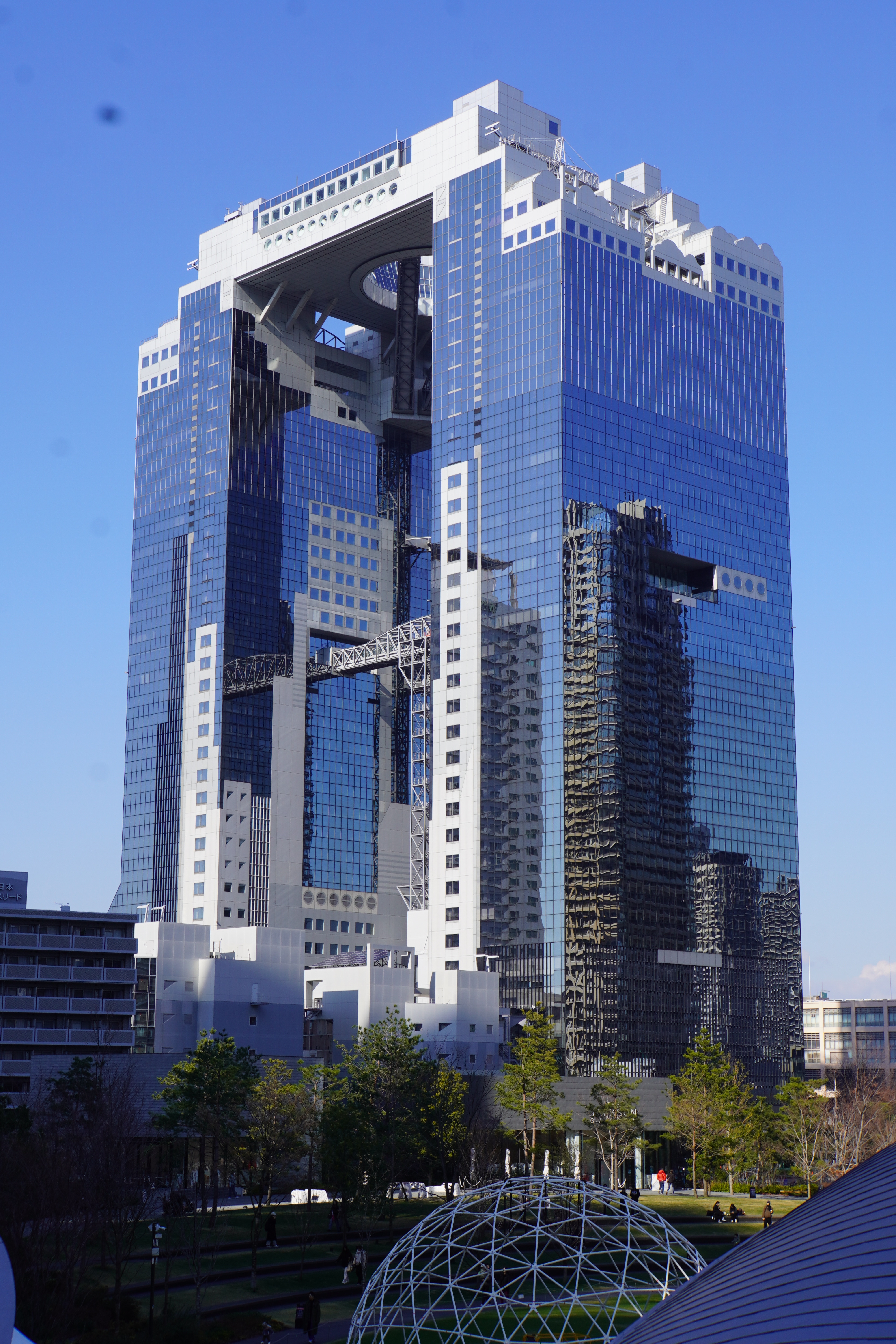 Verspiegeltes Hochhaus