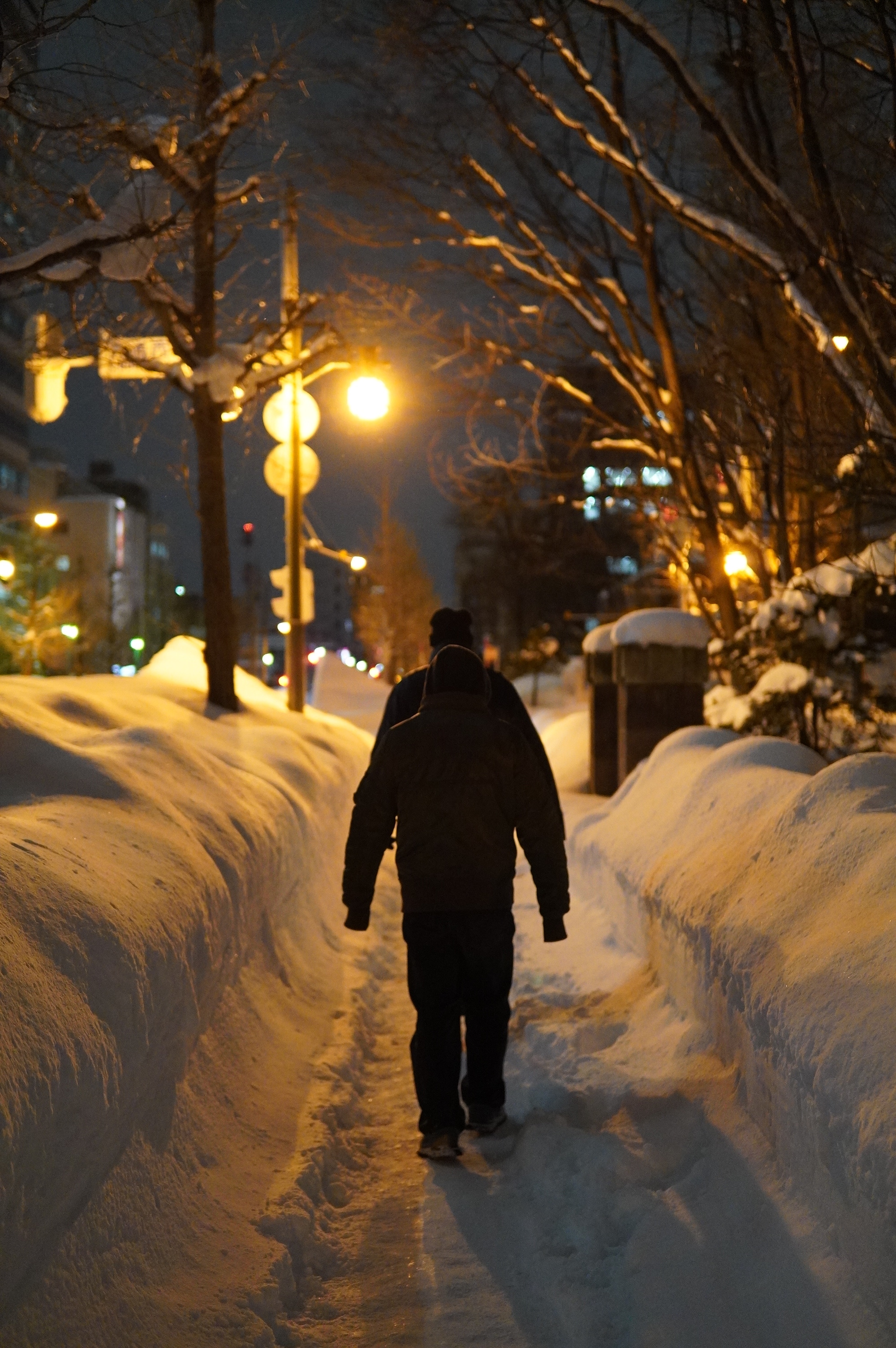 erhöhter Gehweg bei Nacht