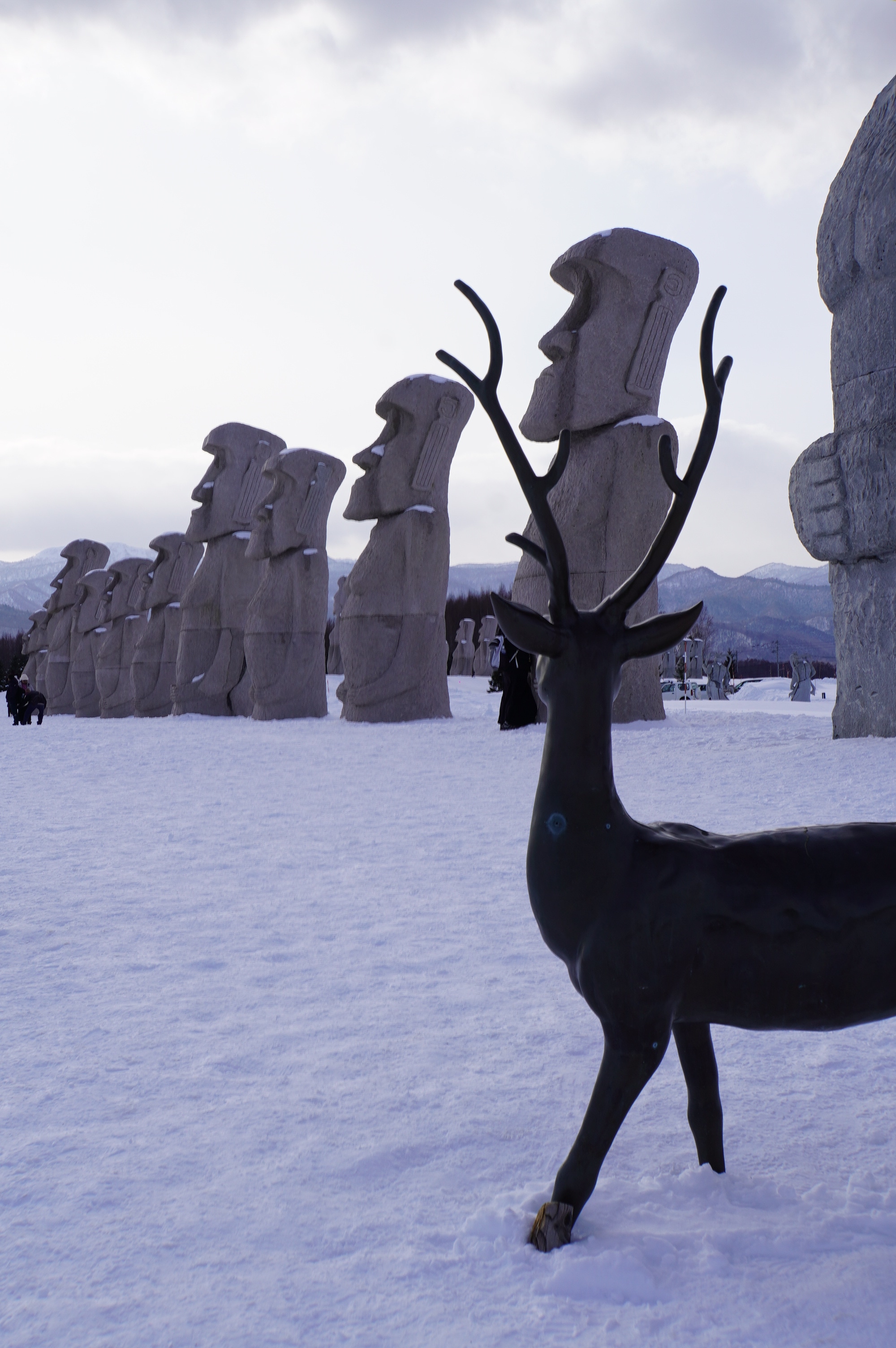 Reh mit Blick auf Moai Statuen