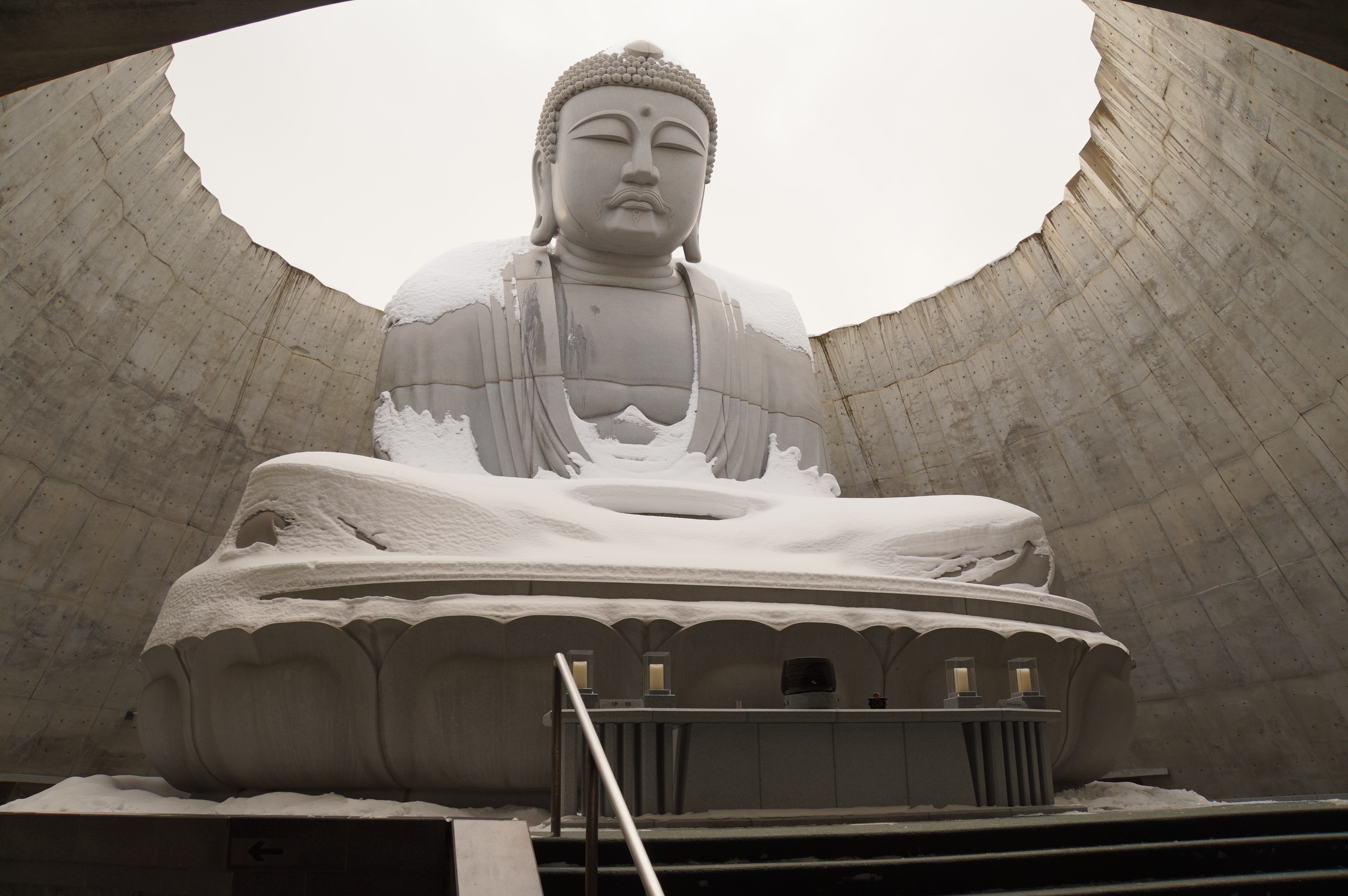 riesige eingeschneite Buddha Statue