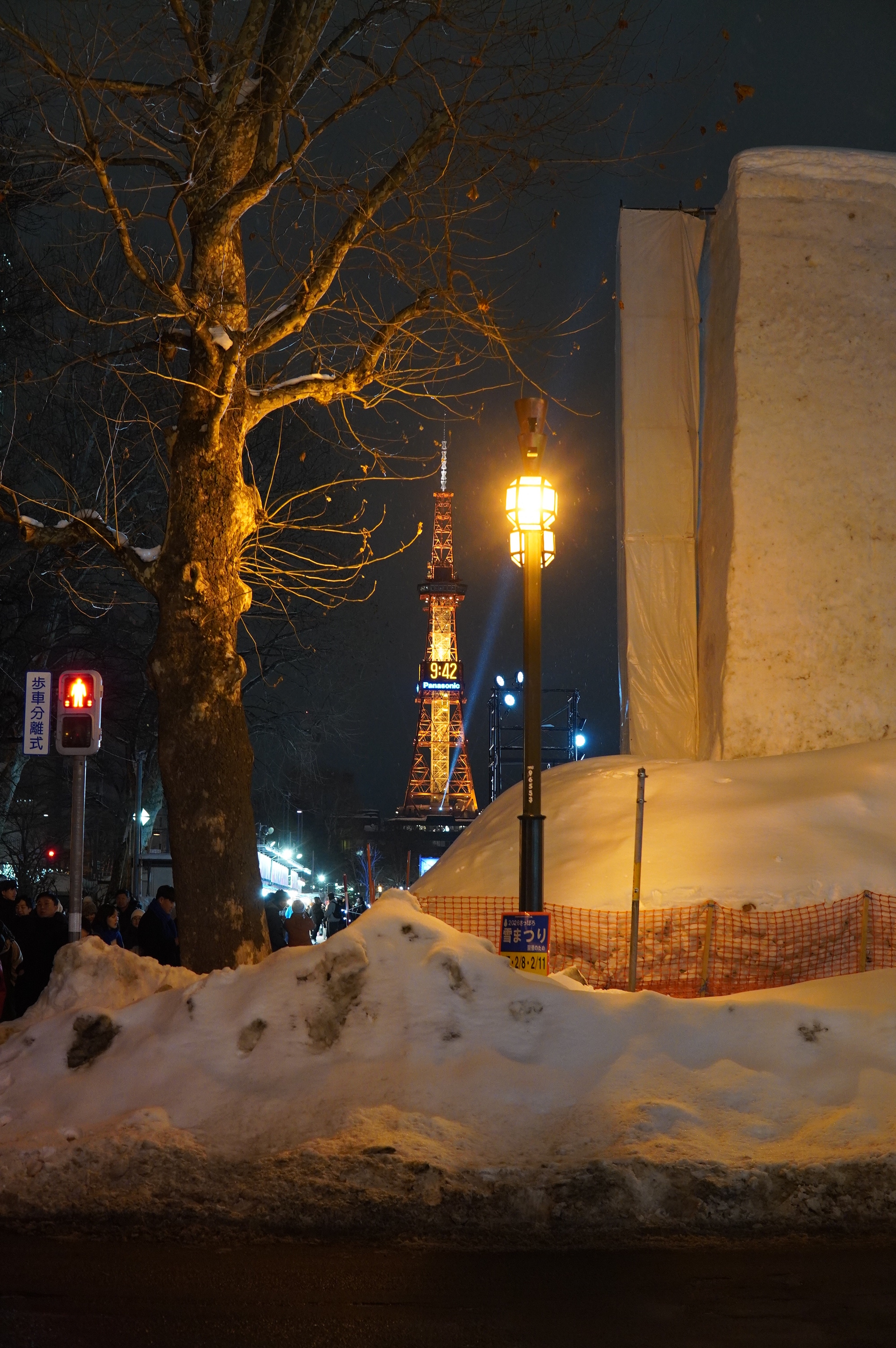 Sapporos Eiffelturm hinter hinter einer Schneewand