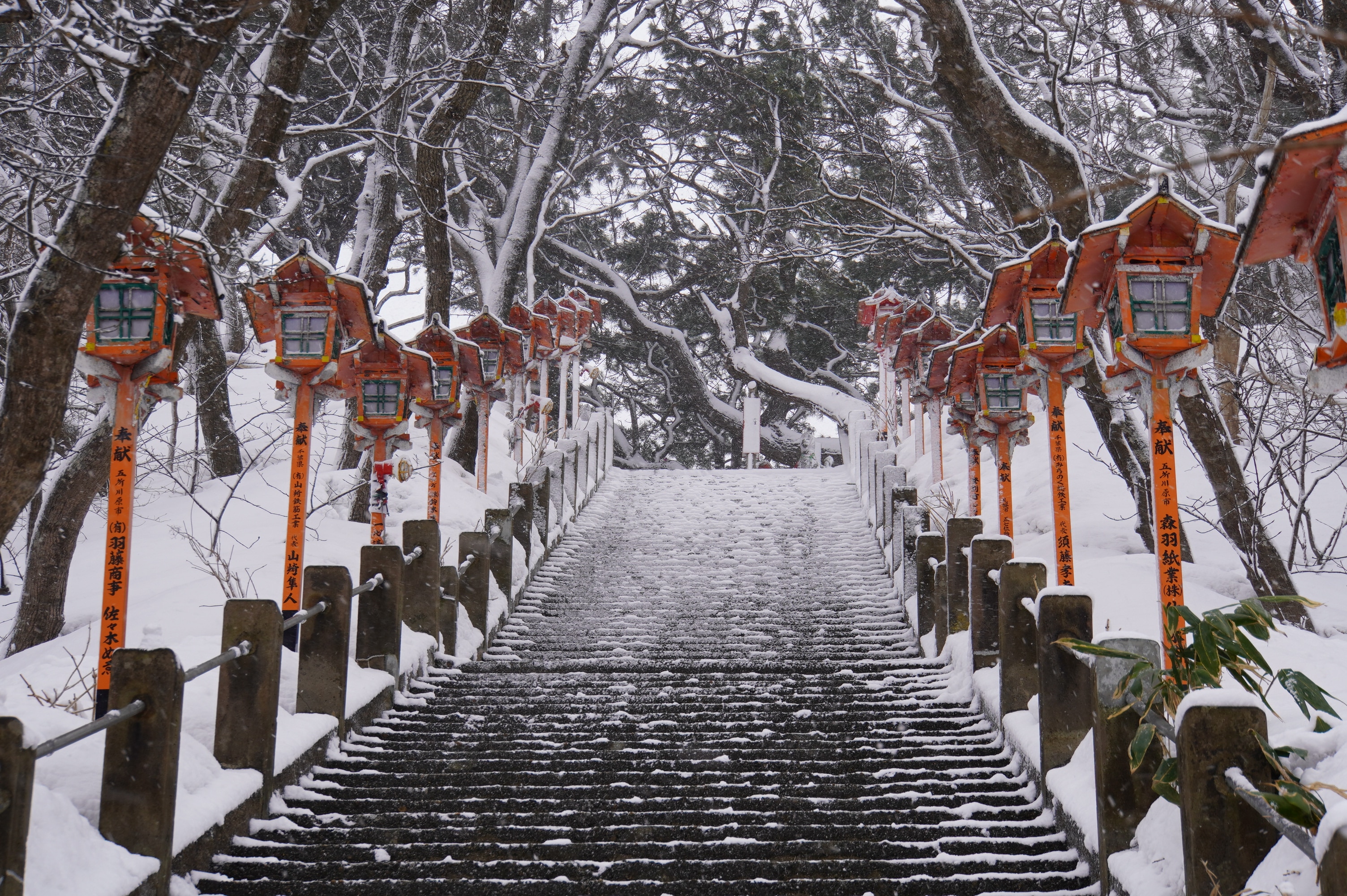 verschneite Treppen zum Schrein