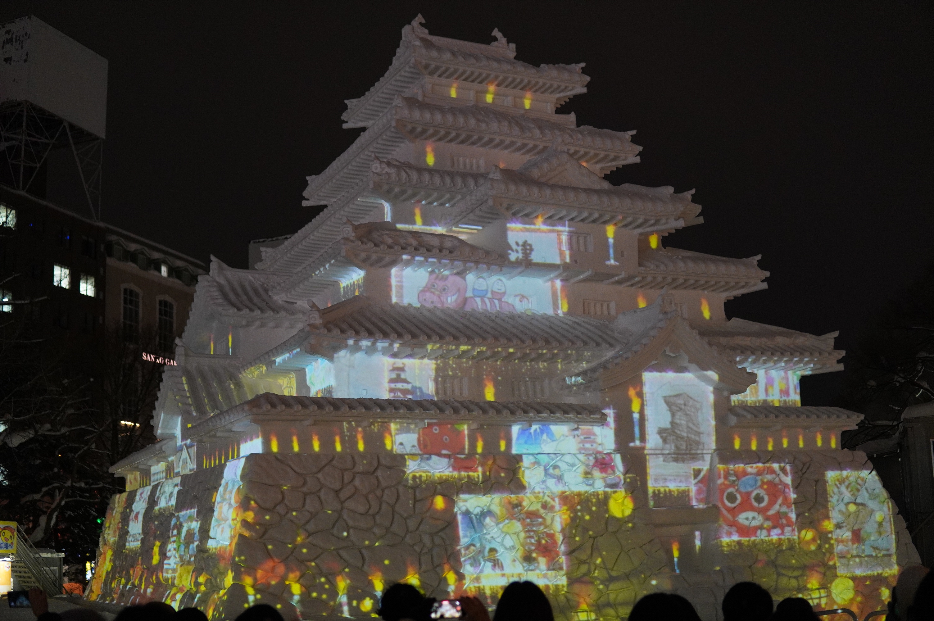beleuchtetes Schneekunst Aizu Castle 3