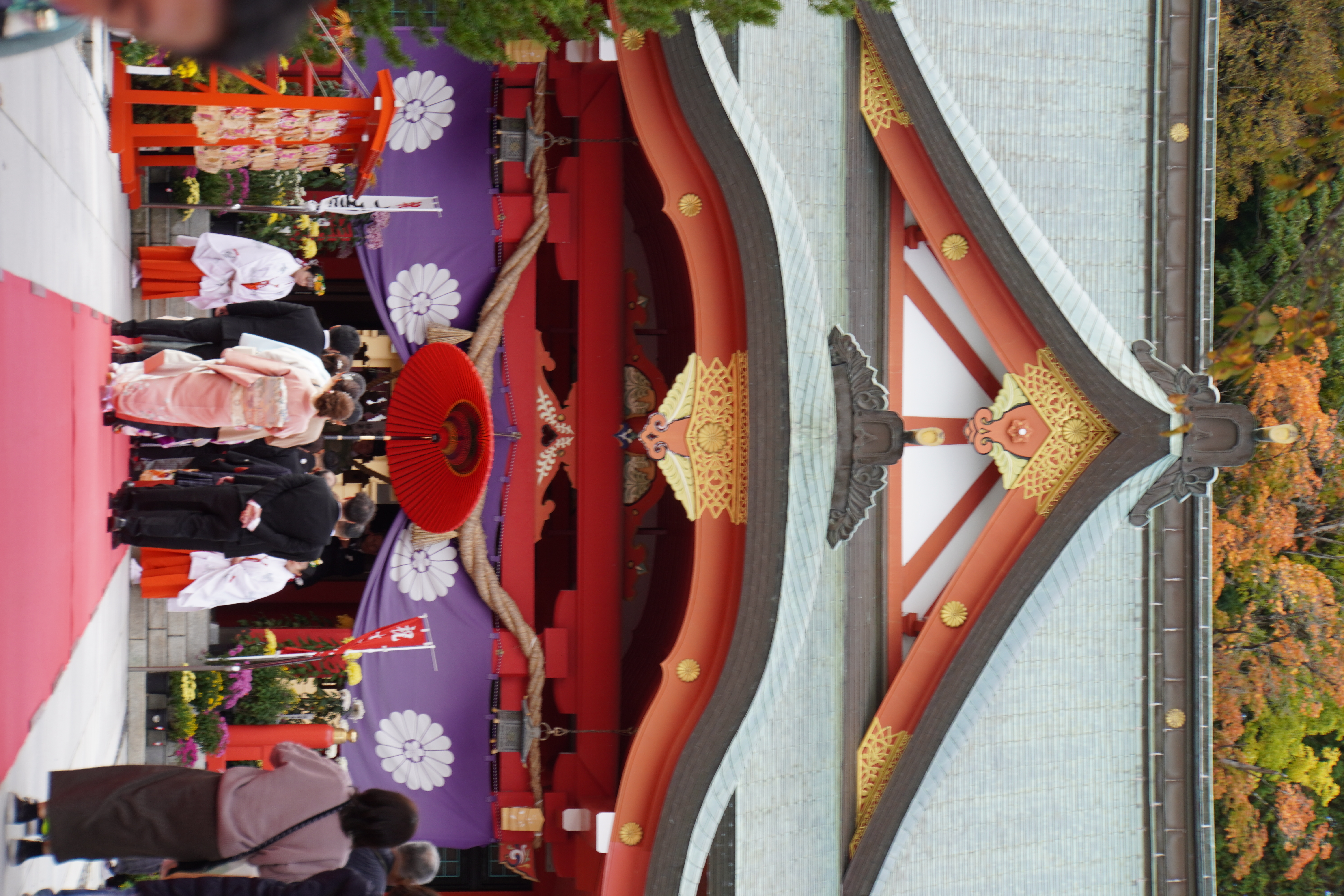 Hochzeitsprozession neben der Burg