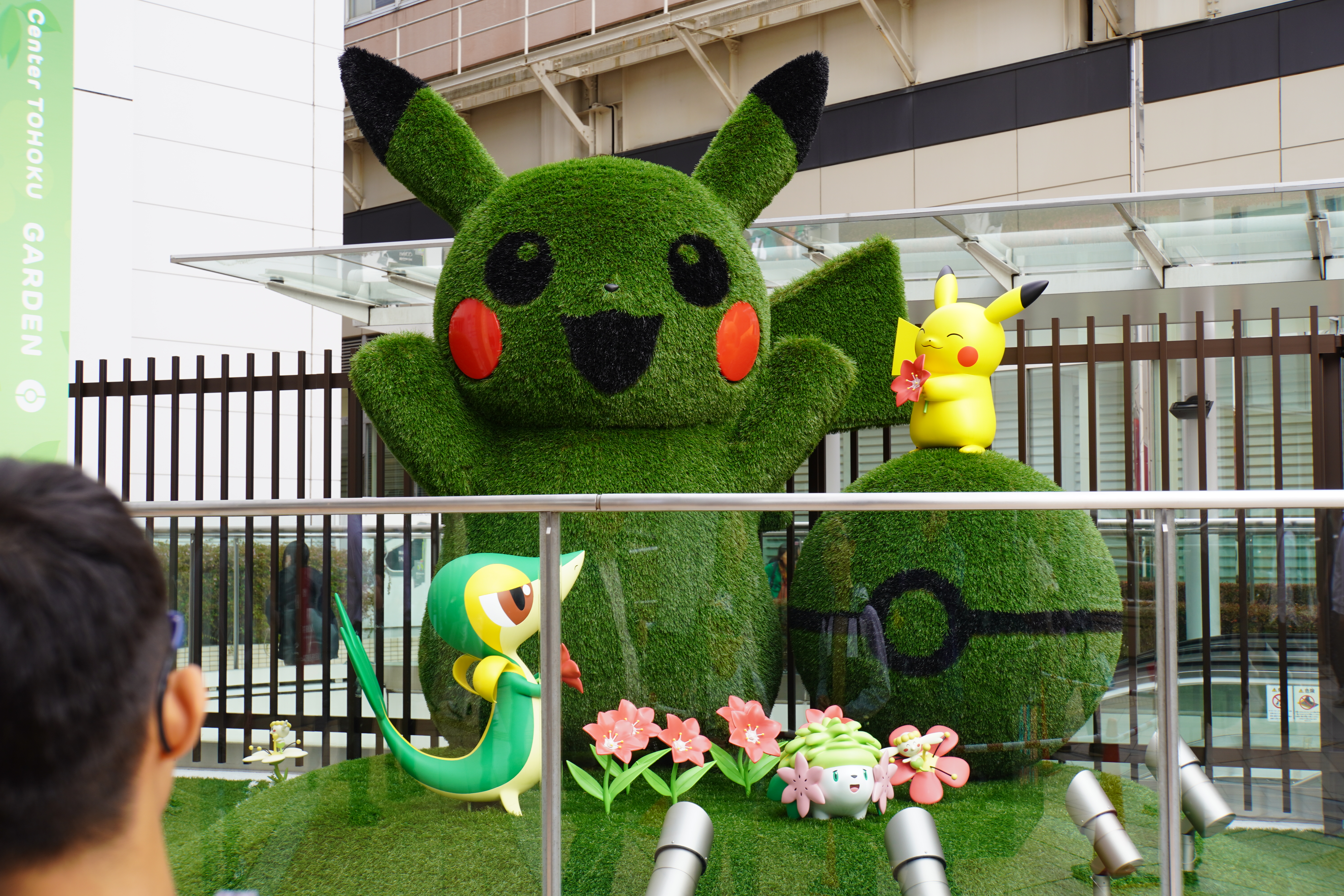 Pokémon Statue vor Mall