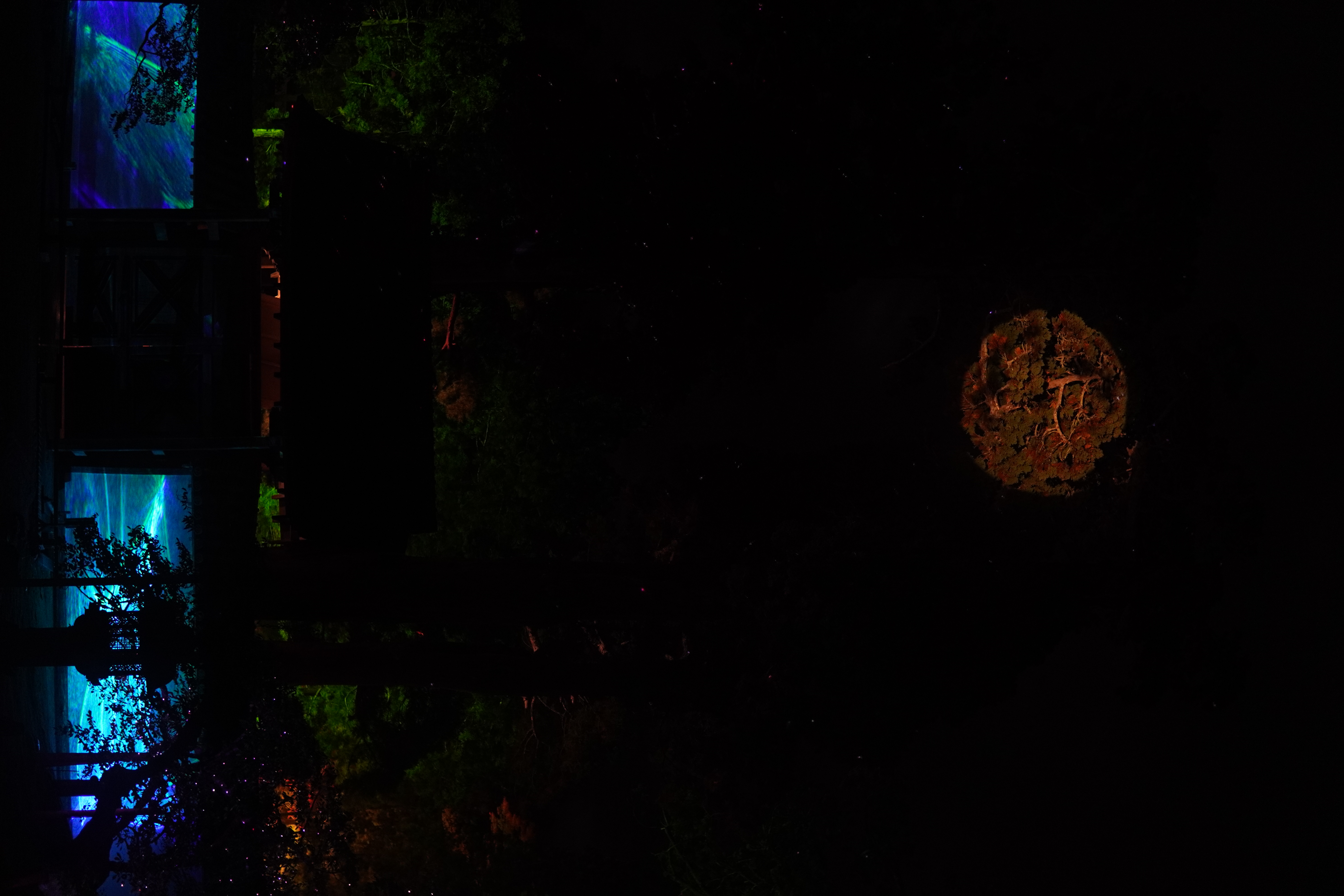 Mond-darstellung mit glitzernden Bäumen