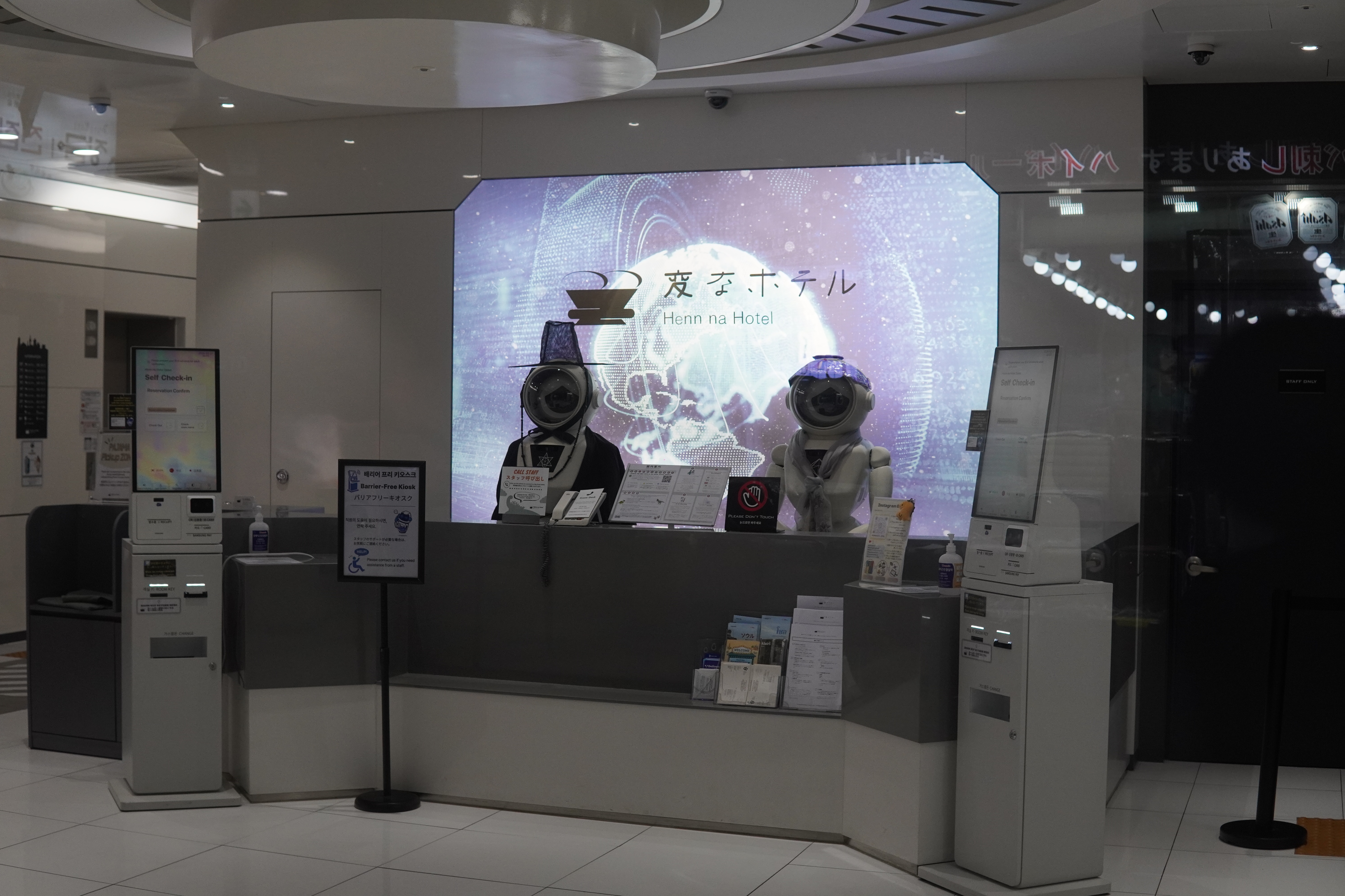 Roboter an der Hotelrezeption