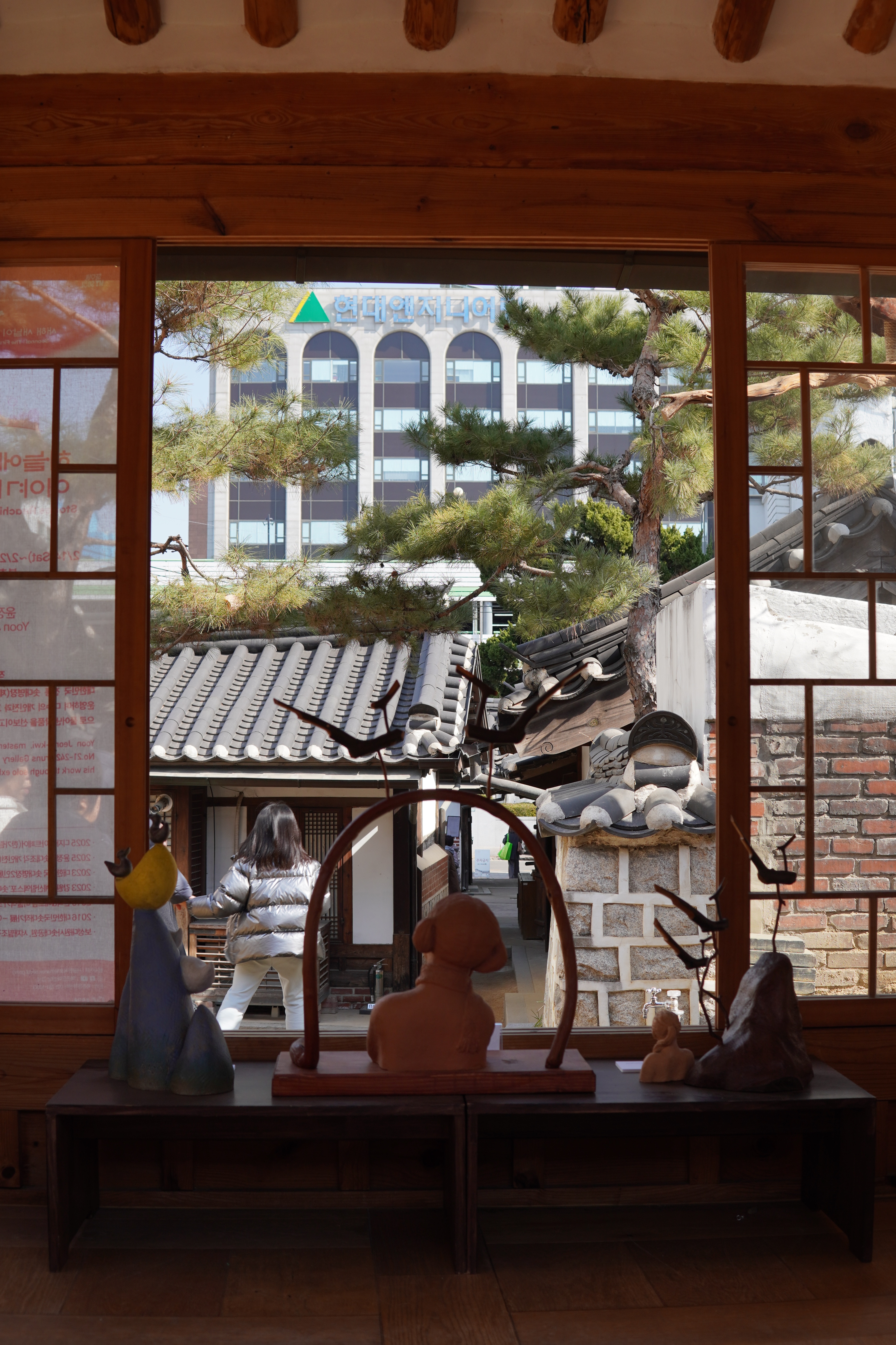 traditionelle koreanische Kunst vor älteren Häusern