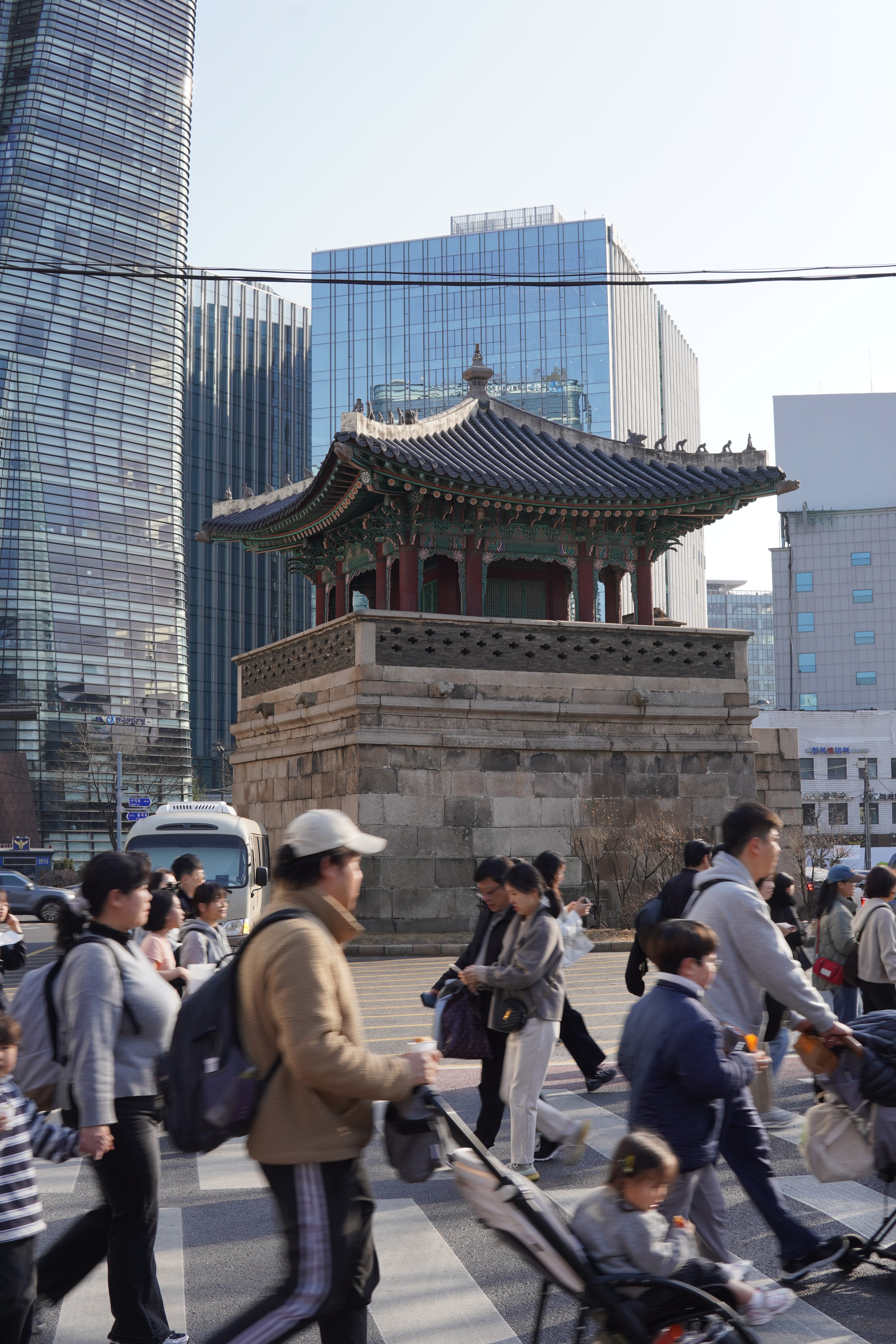 Tempelgebäude, umgeben von Menschen und Autos