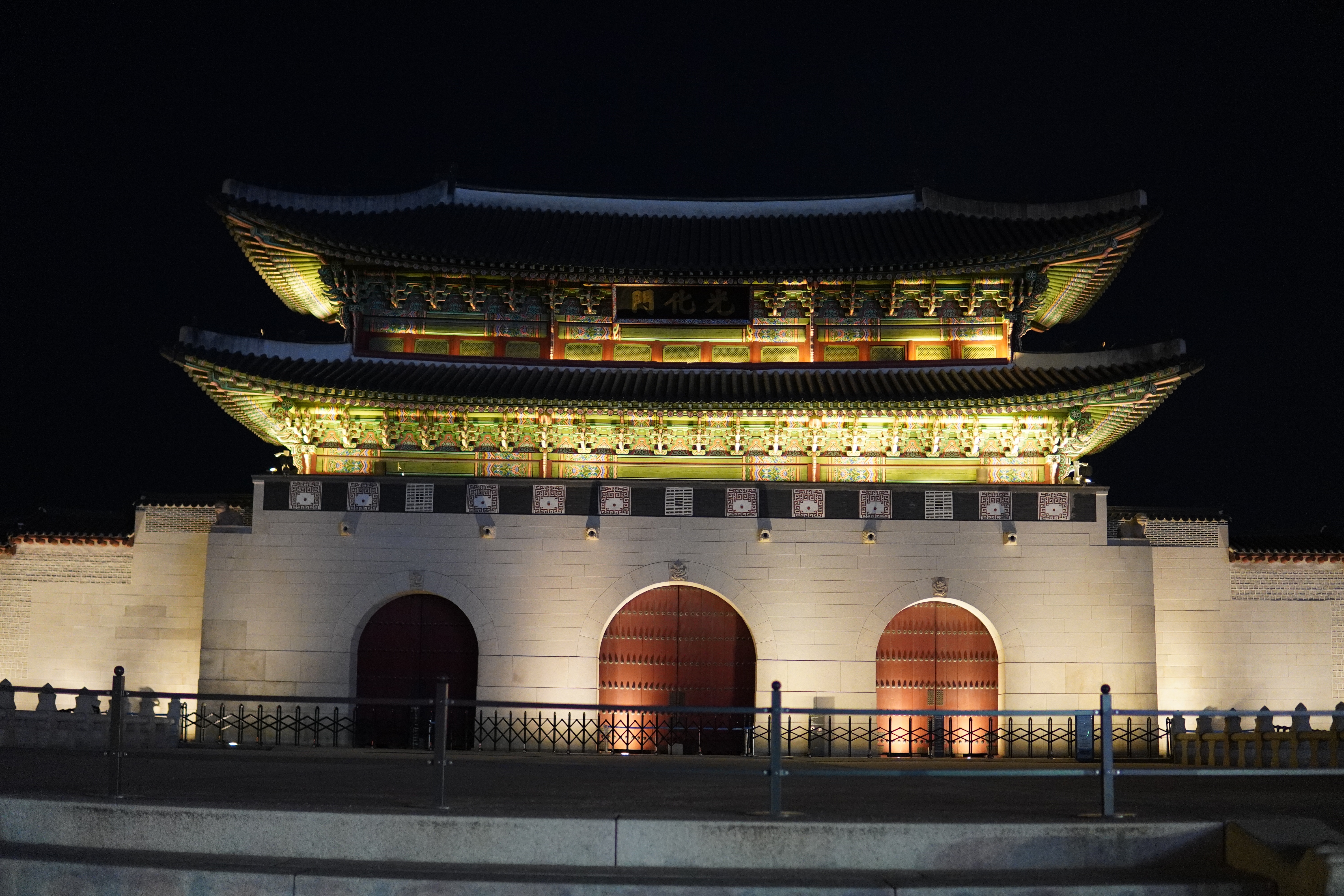 beleuchteter Eingang zum Palast