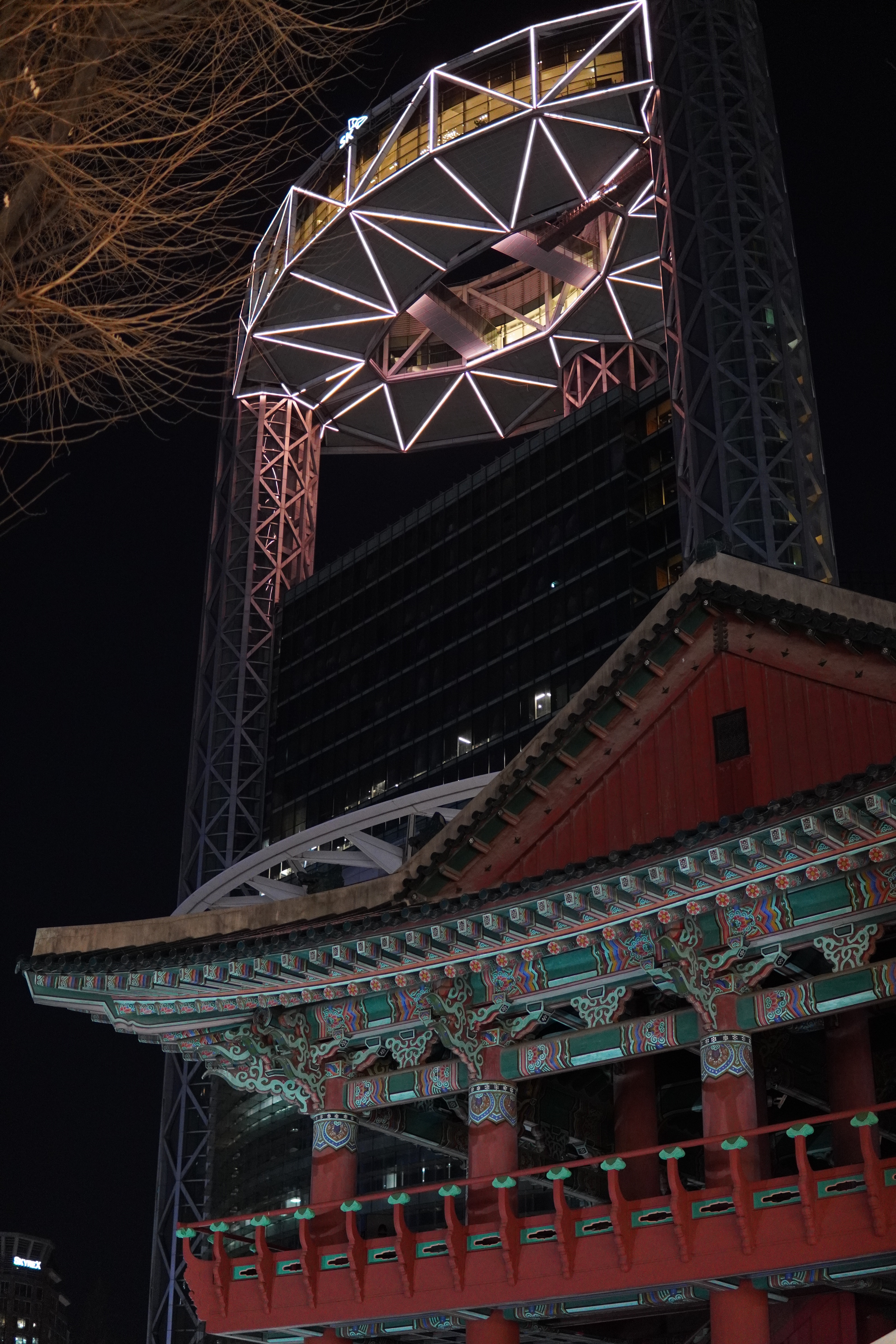 Tempelgebäude vor Hochhaus