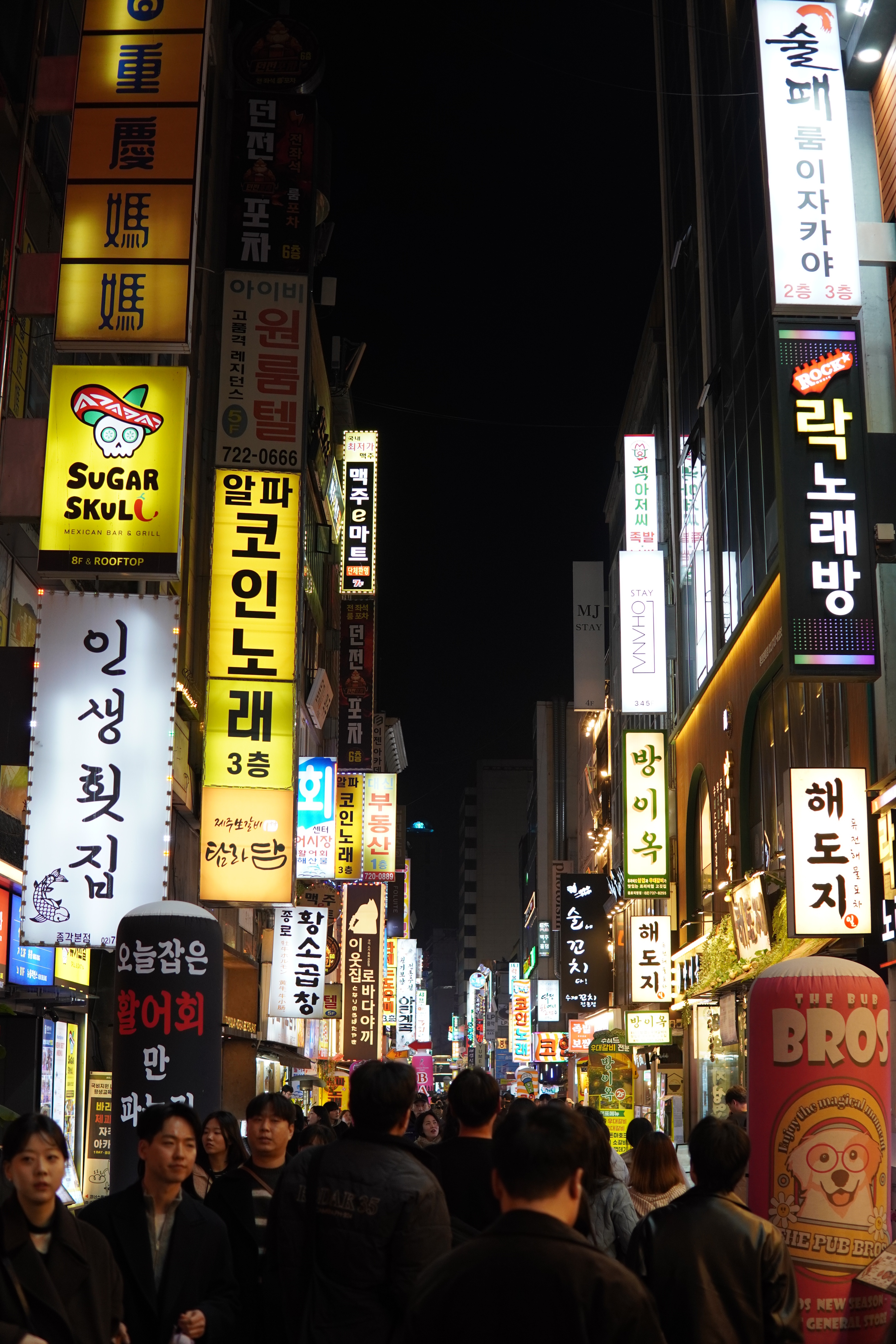 Straße voll Neon-Schilder