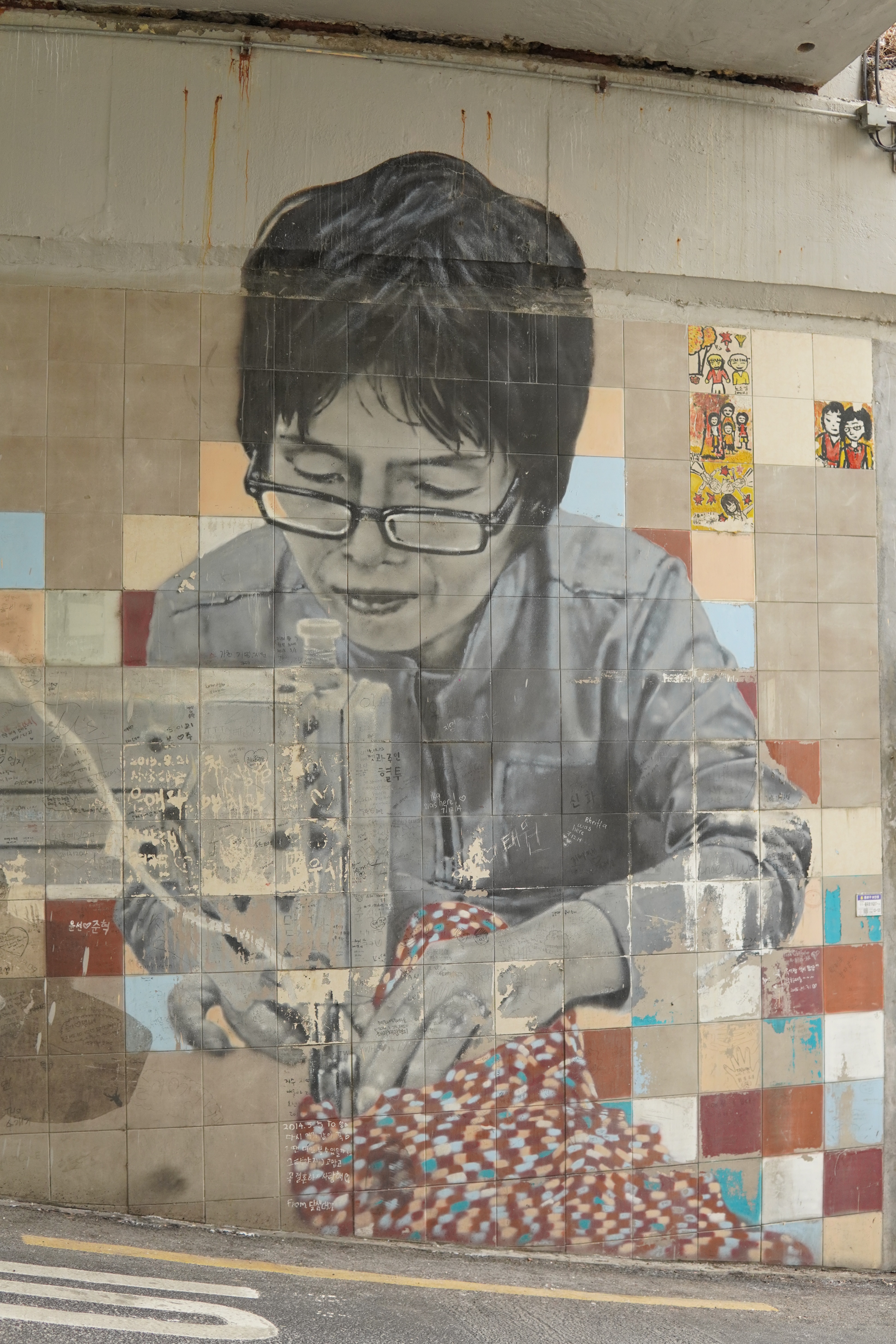 Egal wie viele Touristen vorbei kommen. Eine Näherin näht ruhig weiter.