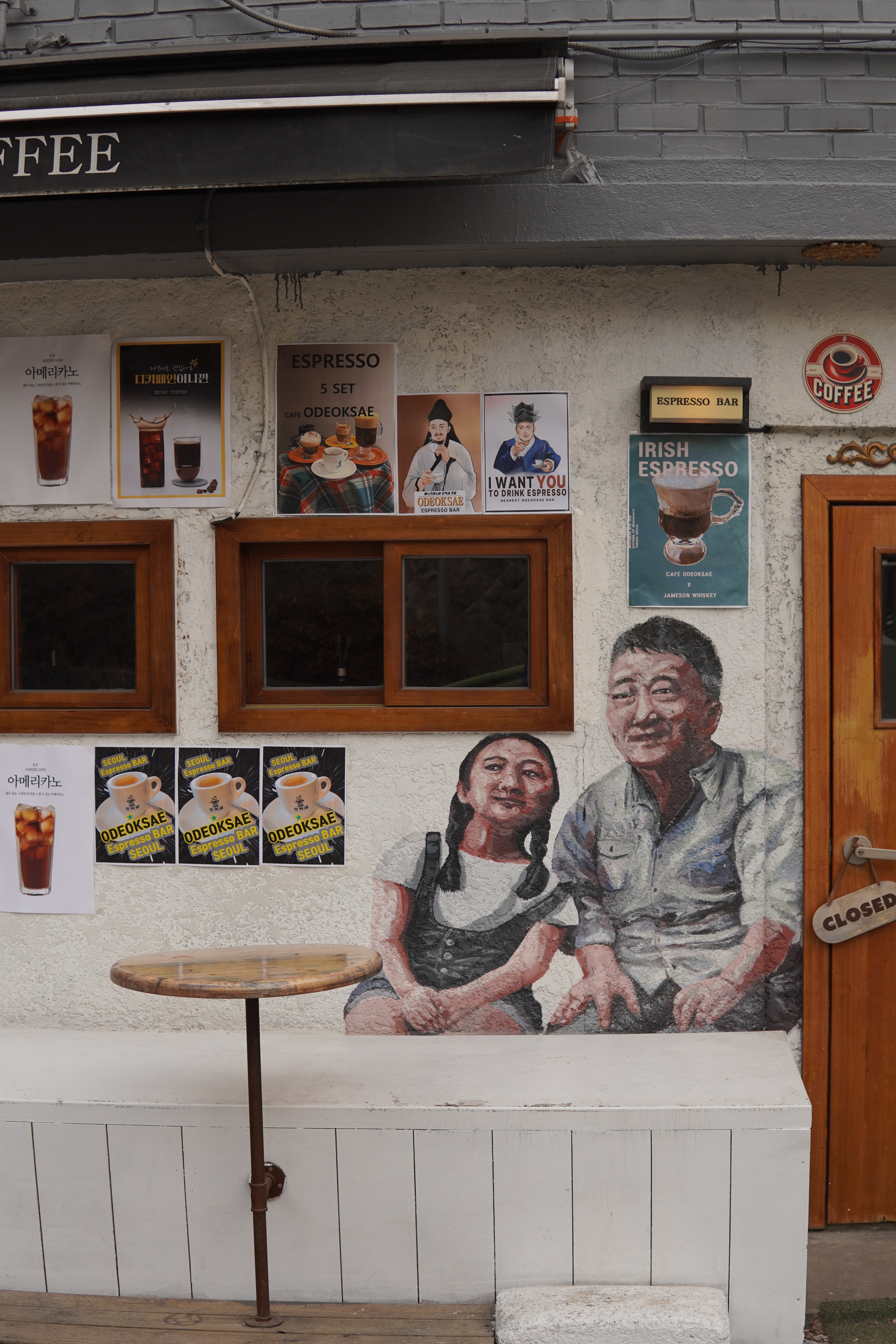 Anwohner schauen sich die Touristen an