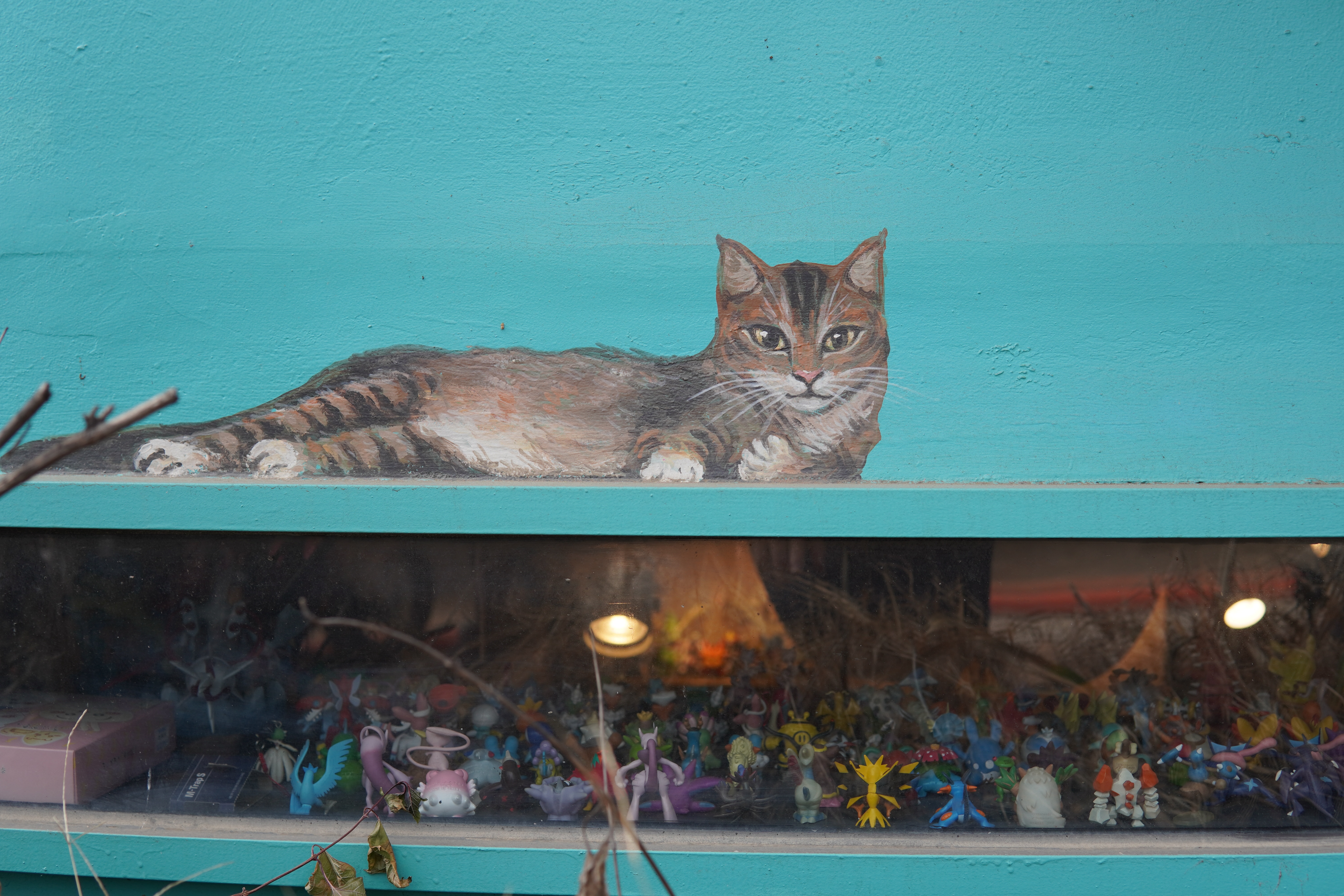 Eine Katze bewacht ihre Untertanen