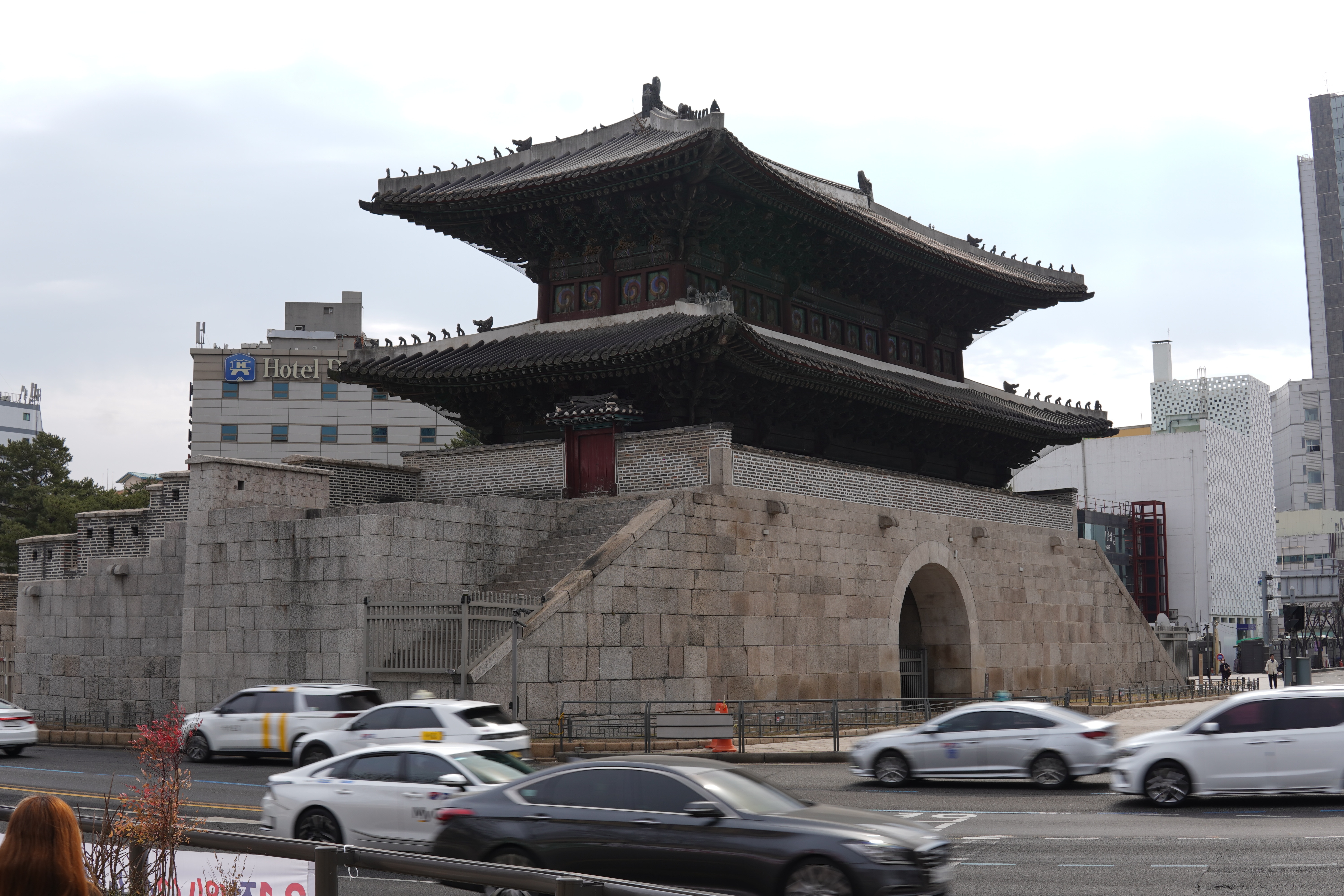 weiteres Tempelgebäude zwischen Autos