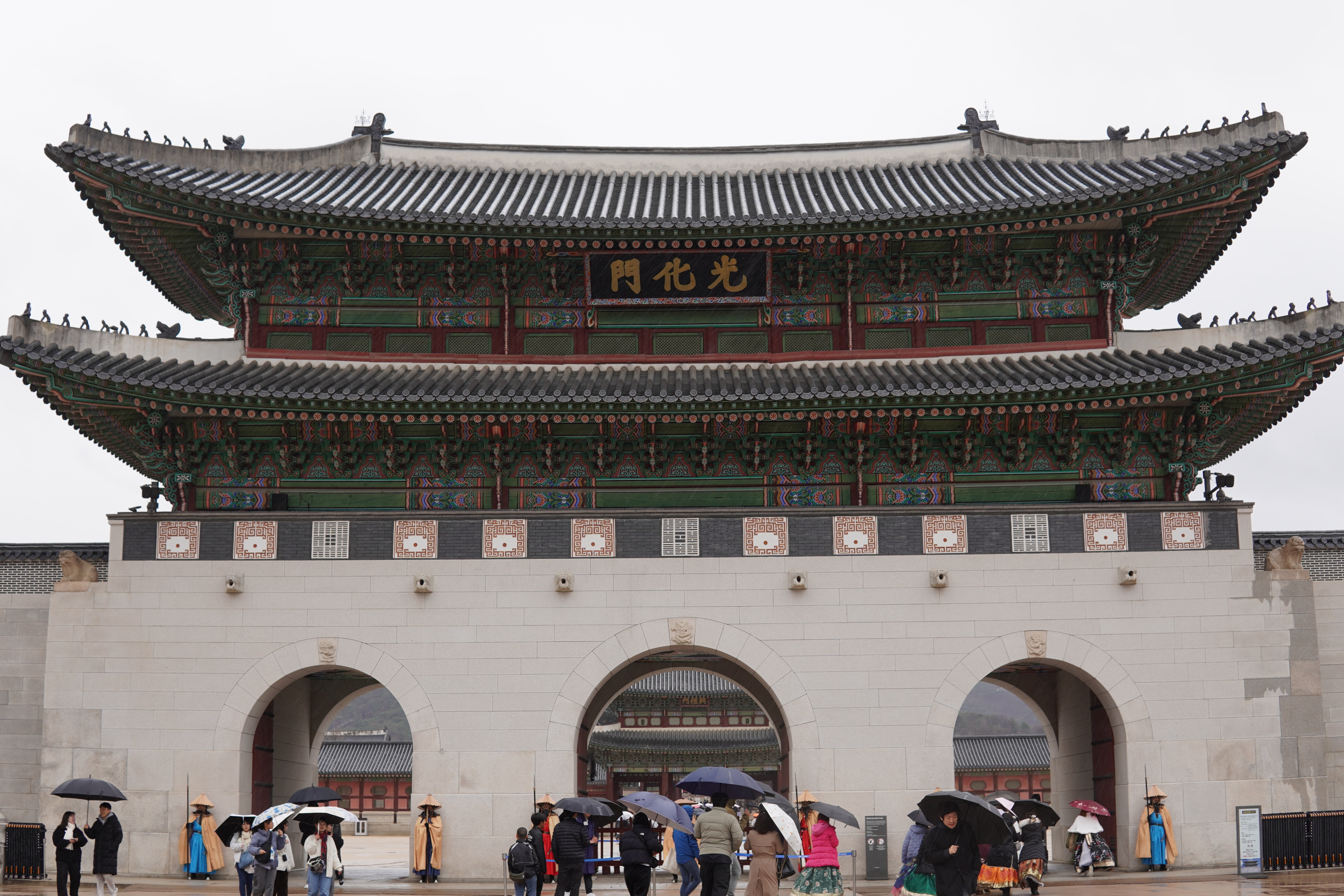 leicht geschützte Wachen vor Palasteingang