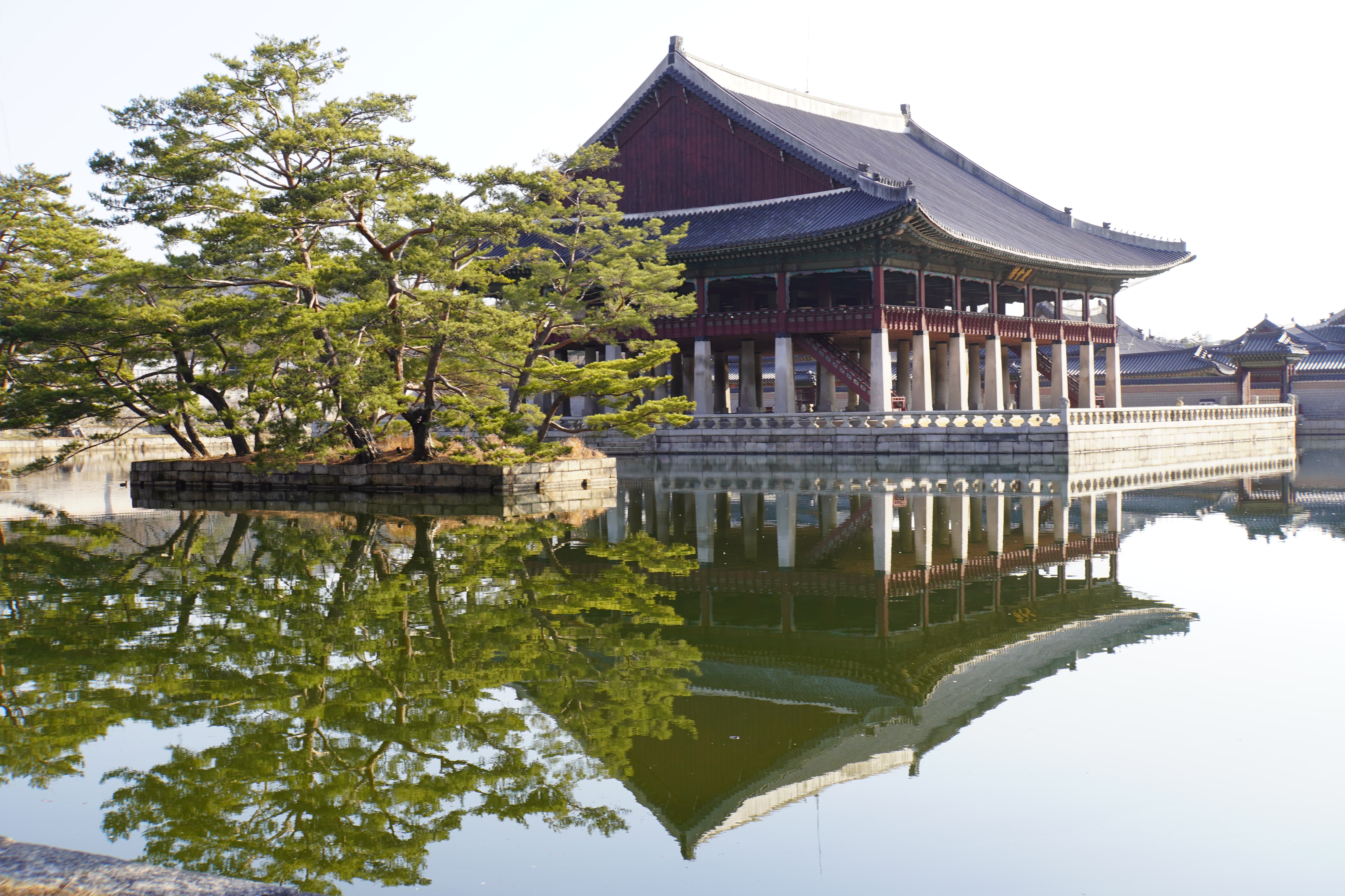 Palastgebäude im See