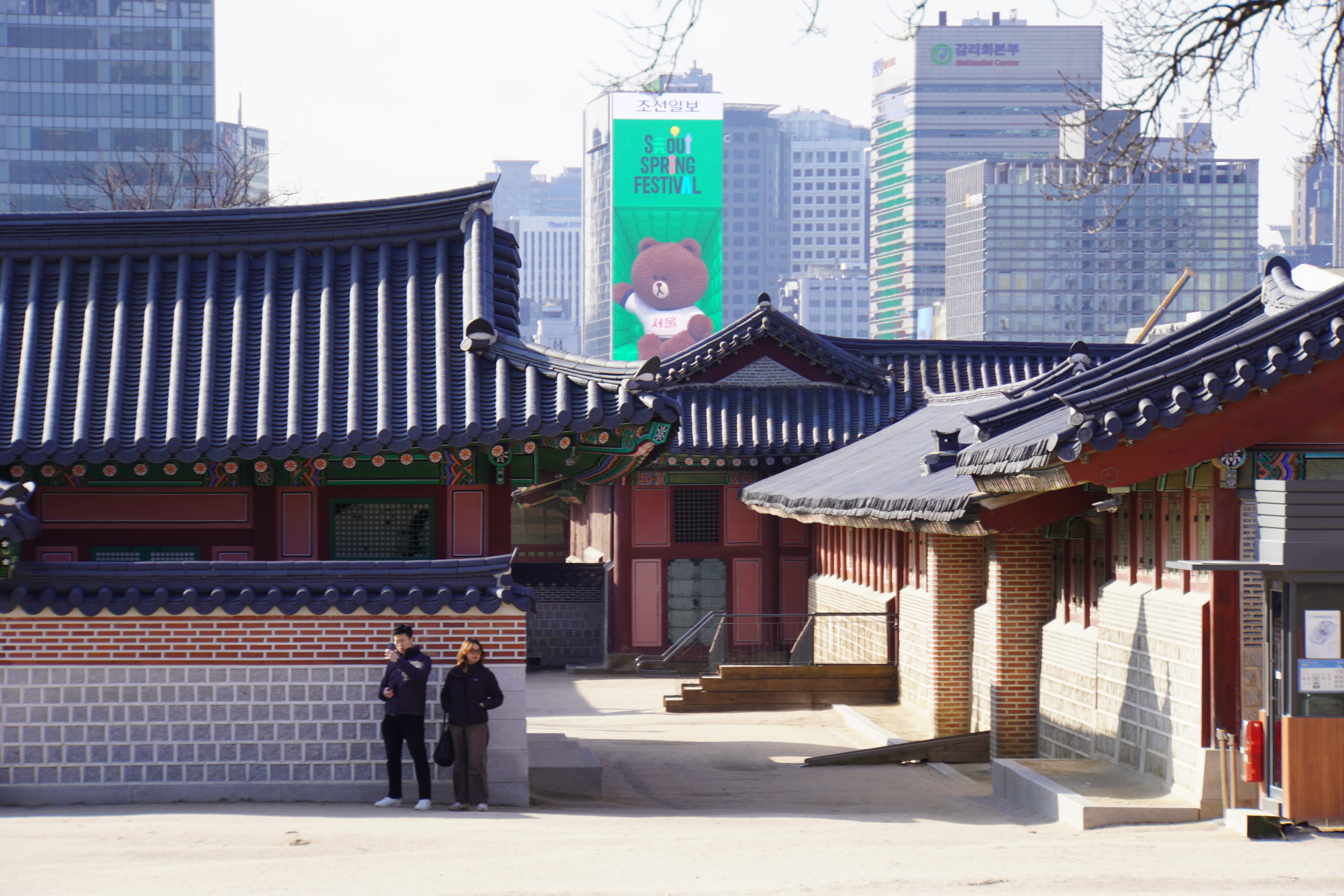 Tempelgelände vor Hochhäusern