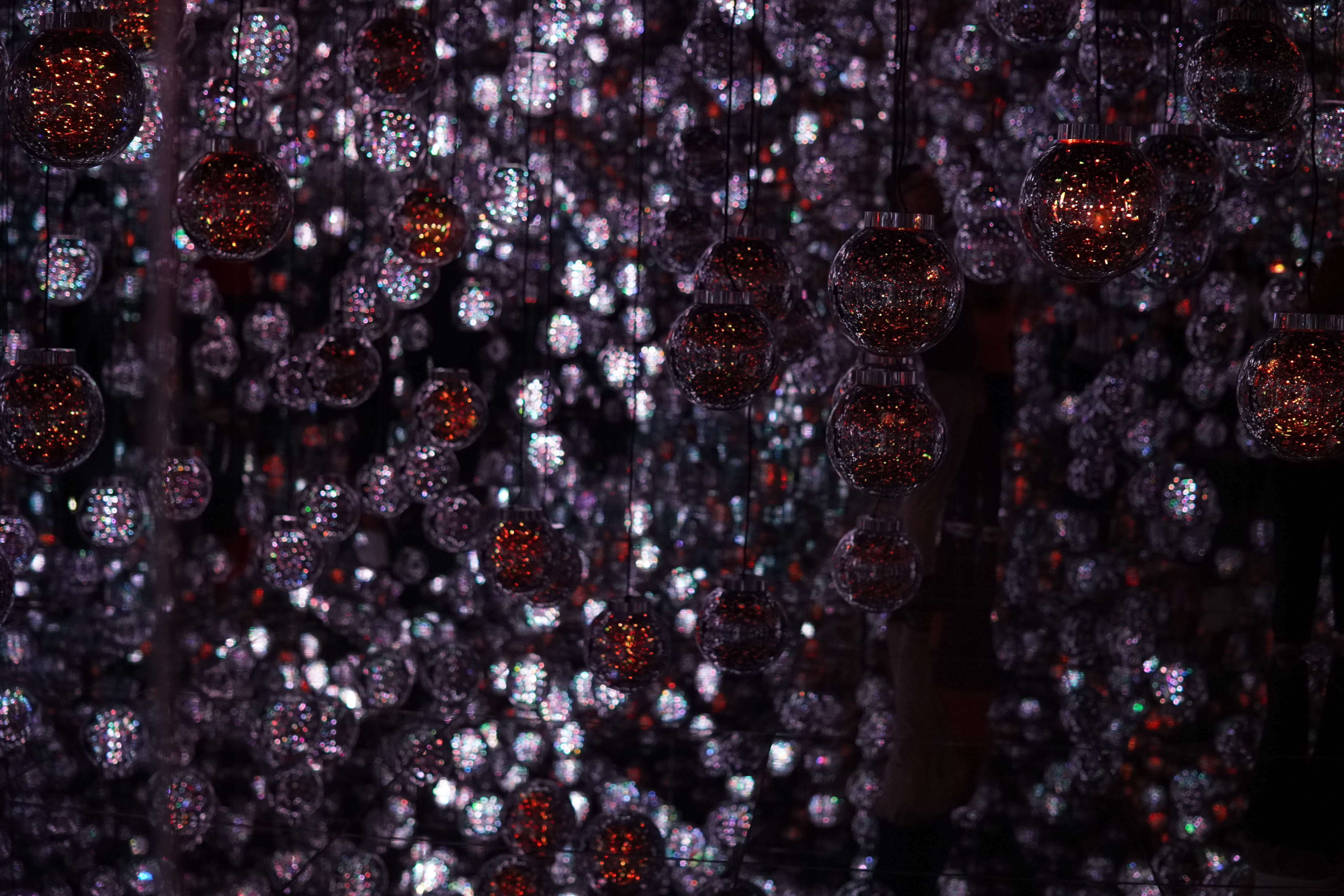 rote hängende Kugel mit Umgebung