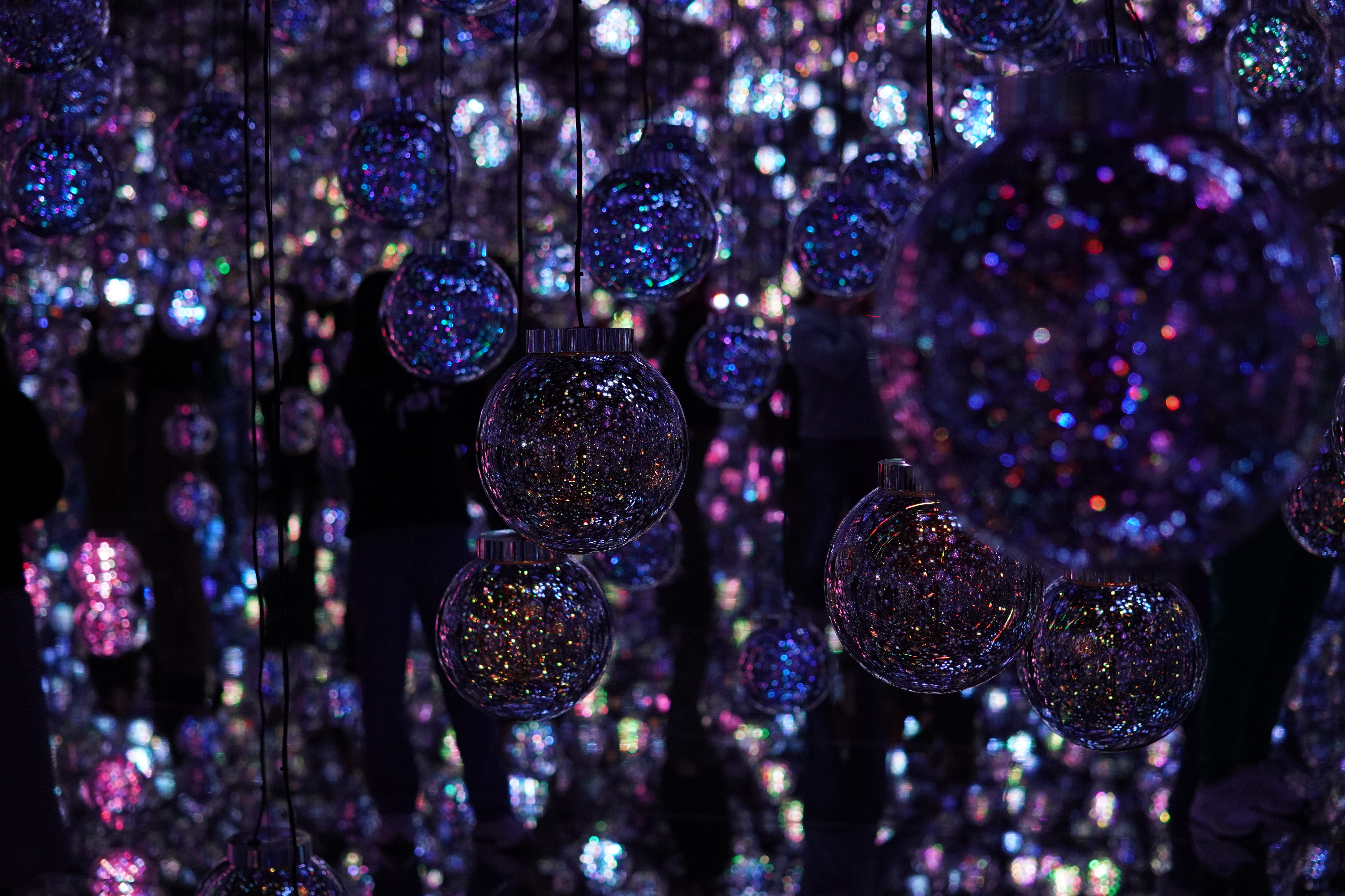 blaue hängende Kugel mit Umgebung