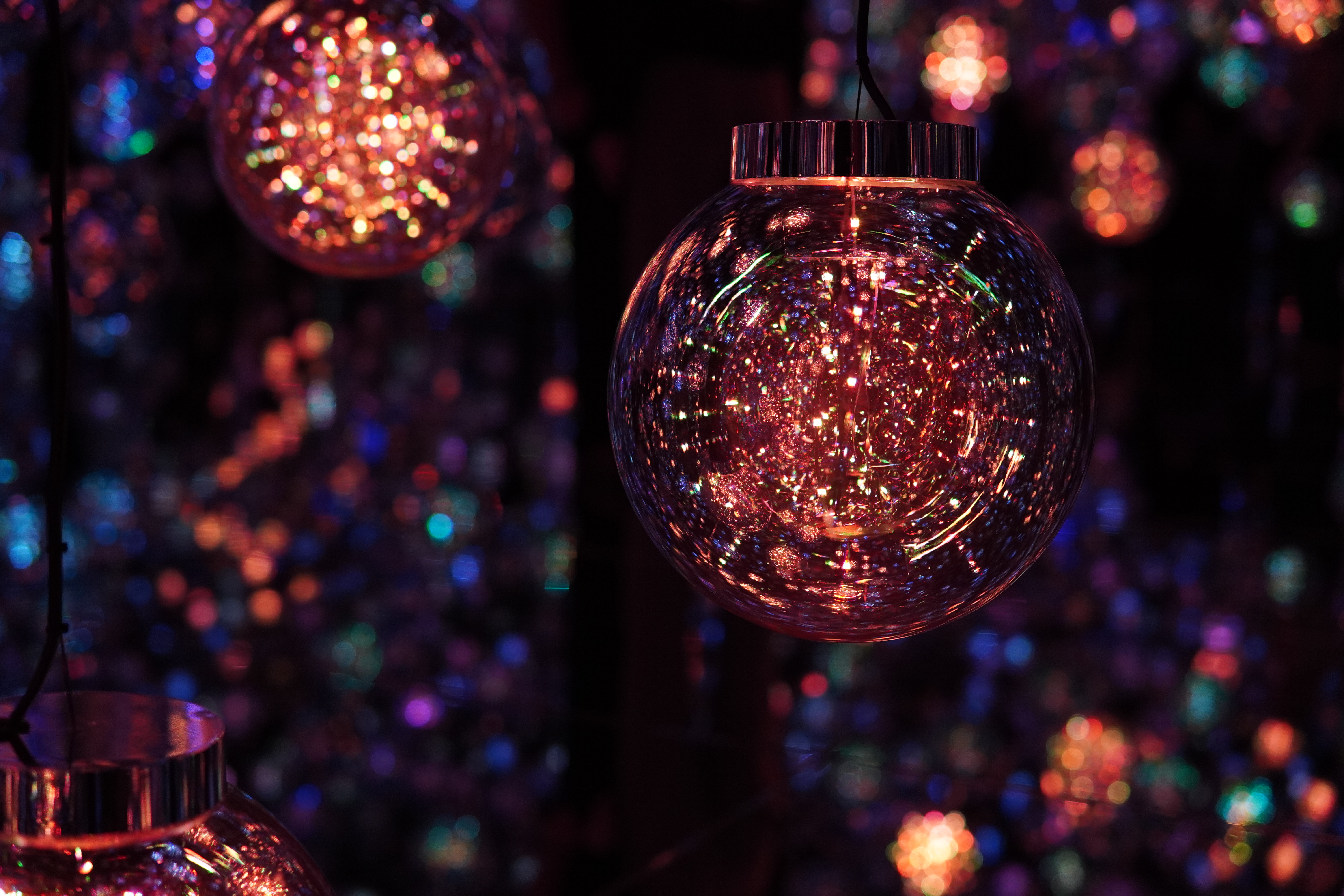 rote hängende Kugel