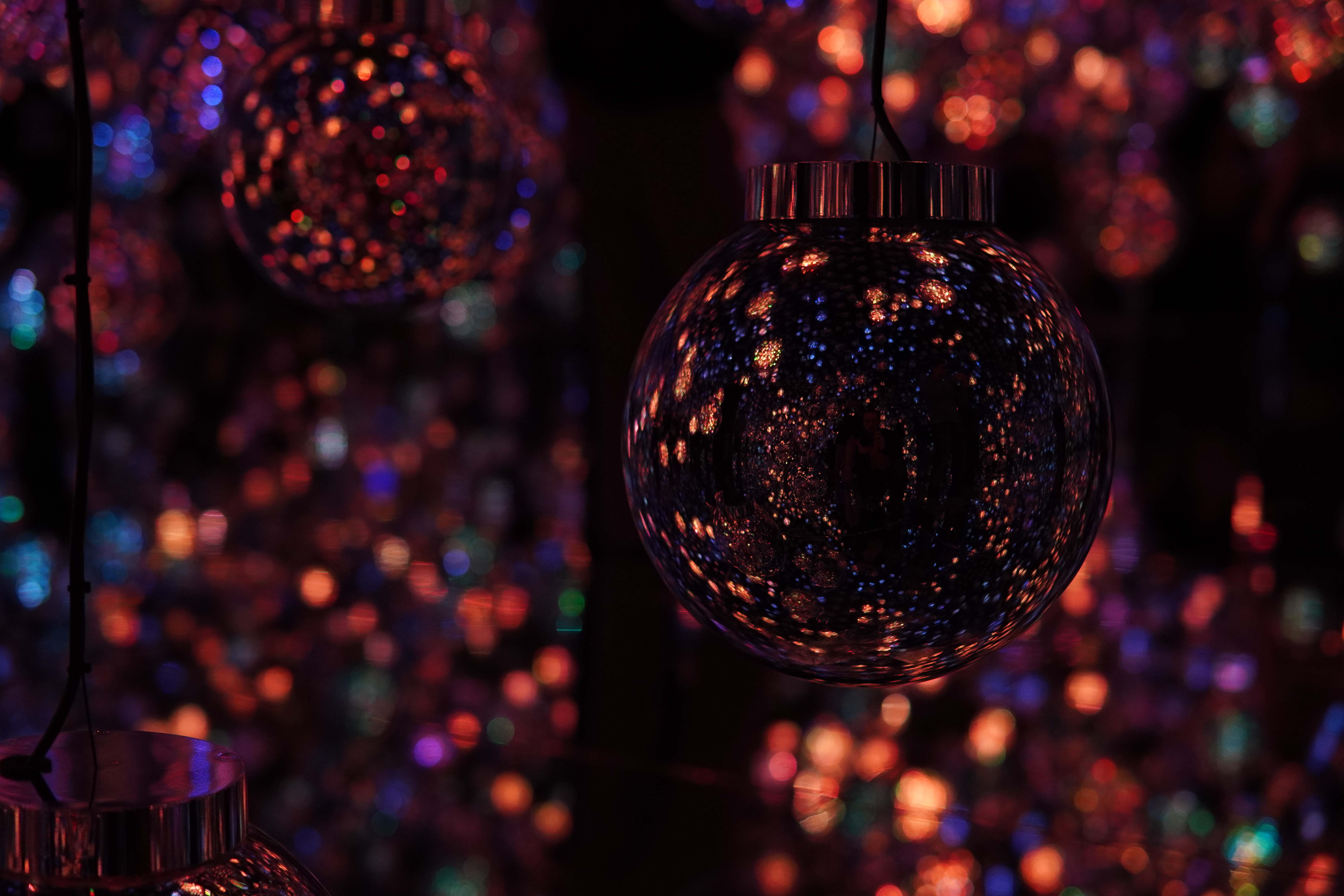 rote hängende Kugel