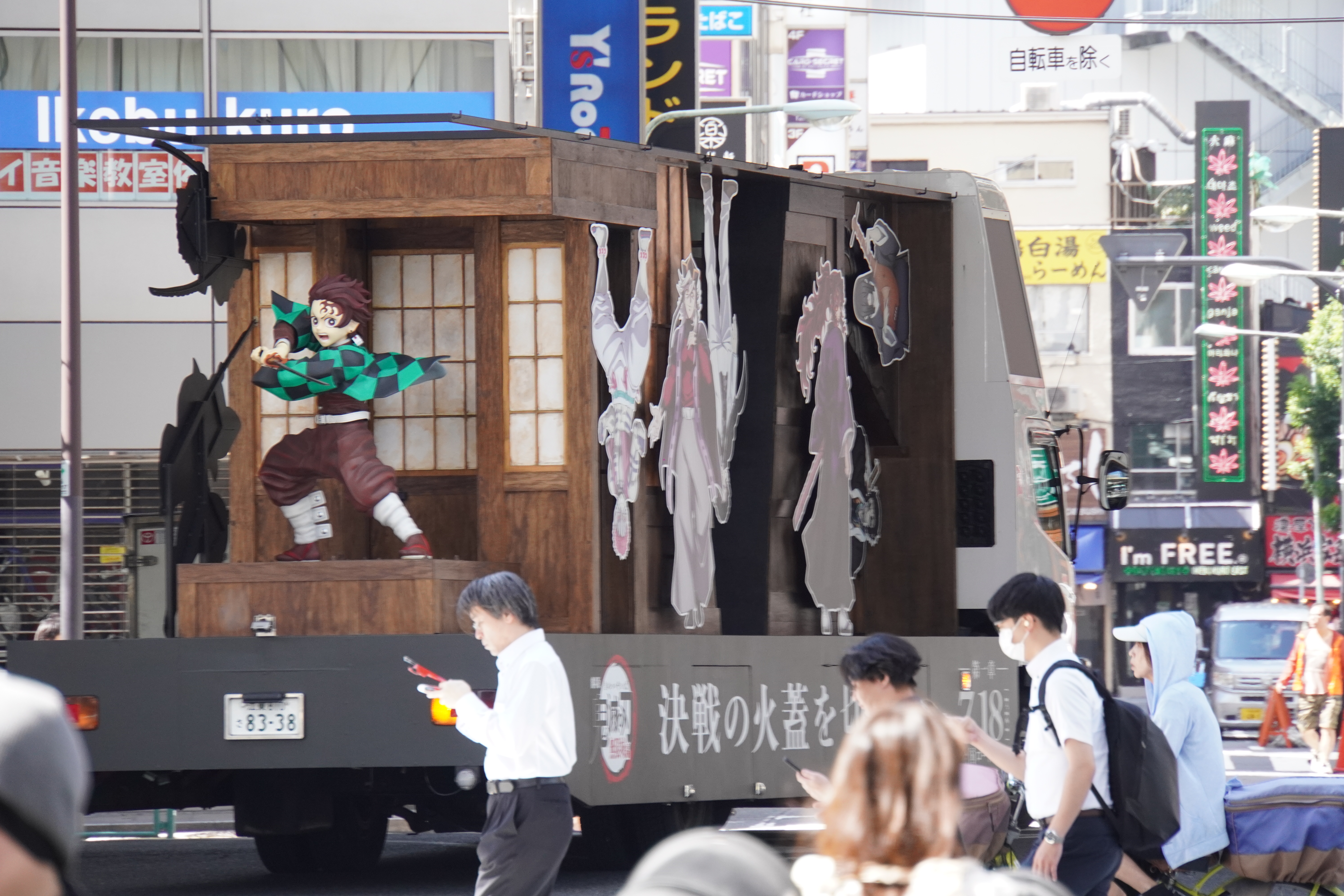 Demon Slayer Pappaufsteller auf Bus