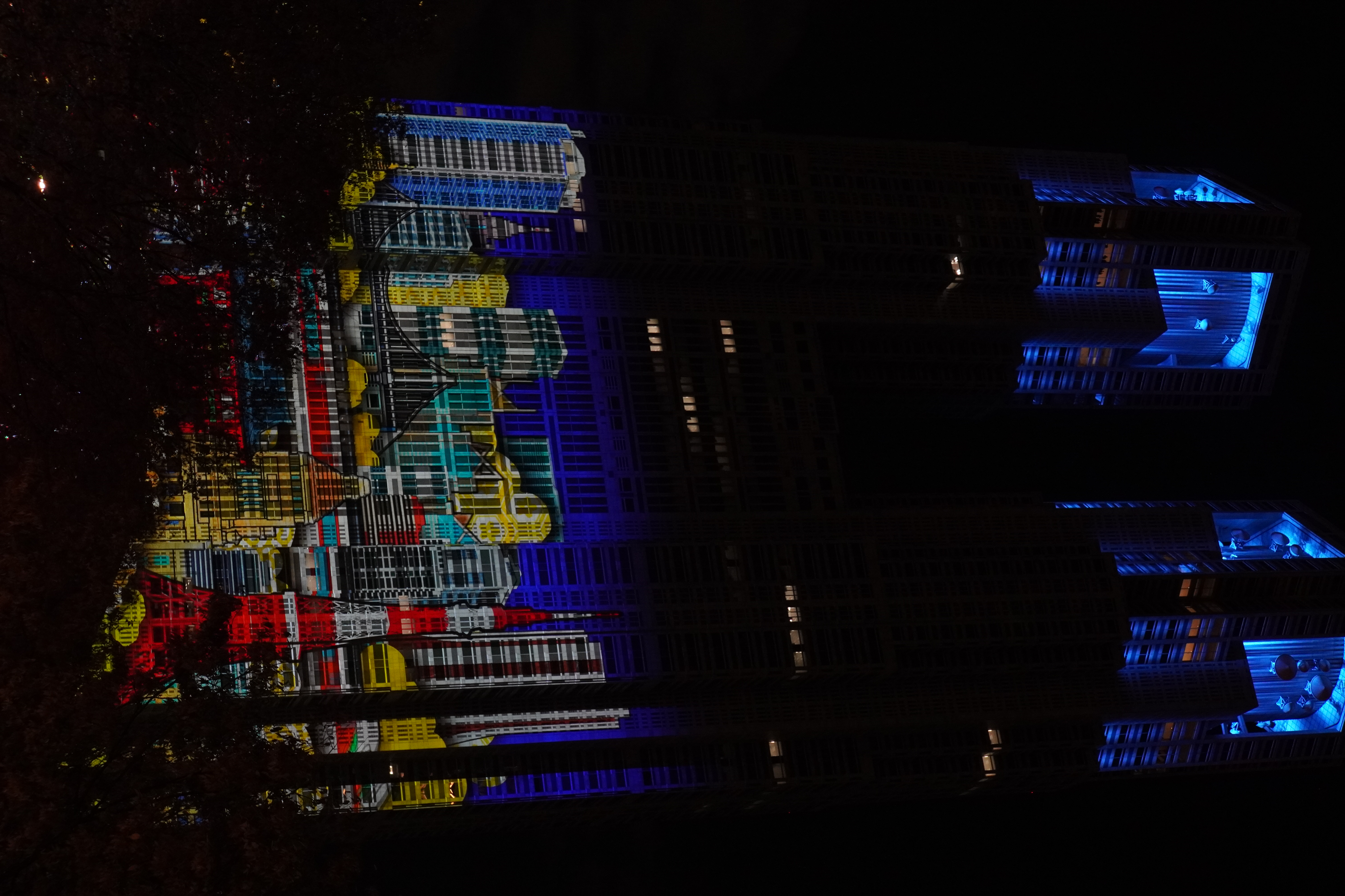 beleuchtetes Hochhaus