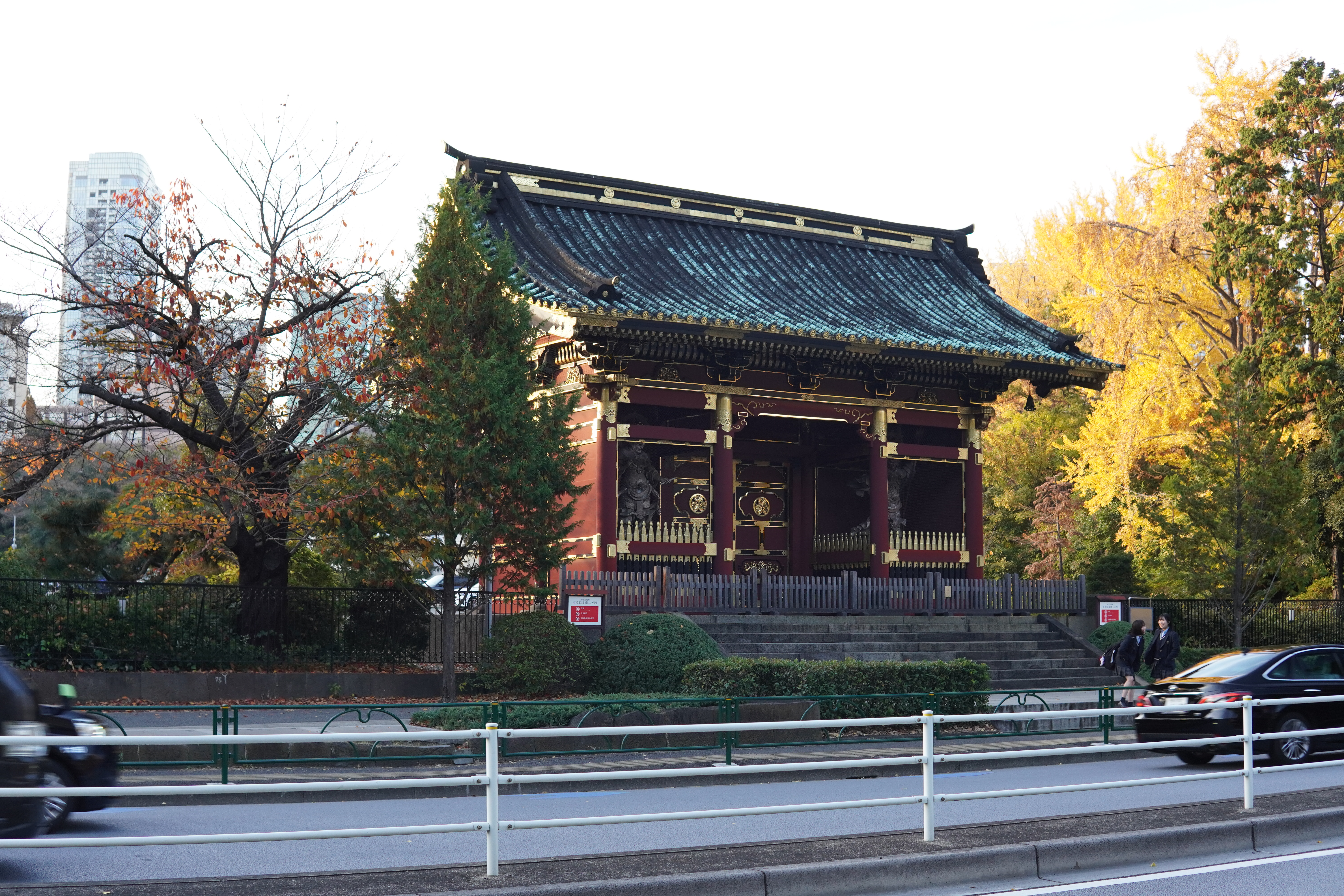 Schrein an Straßenseite