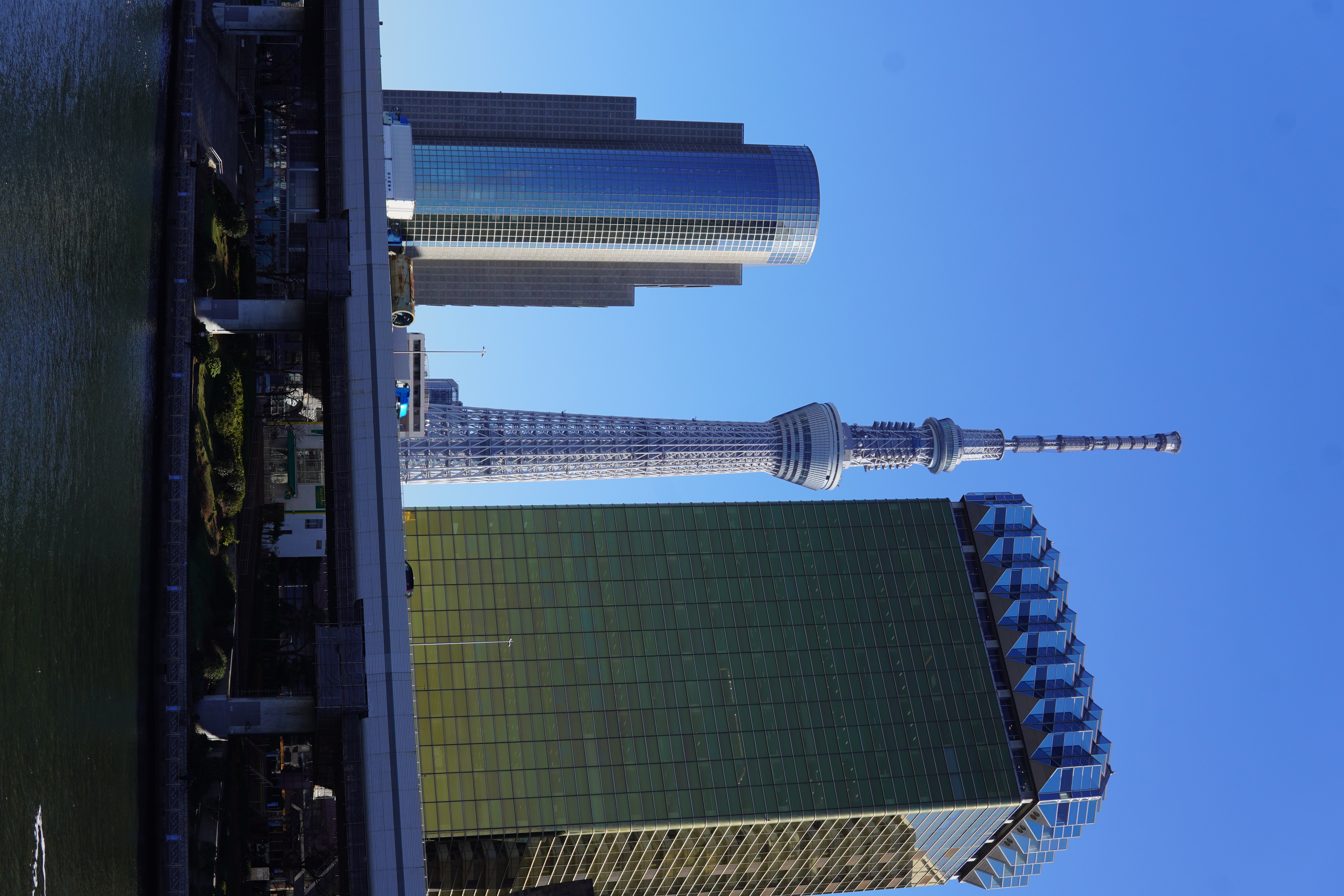 Tokyo Skytree neben Hochhäusern